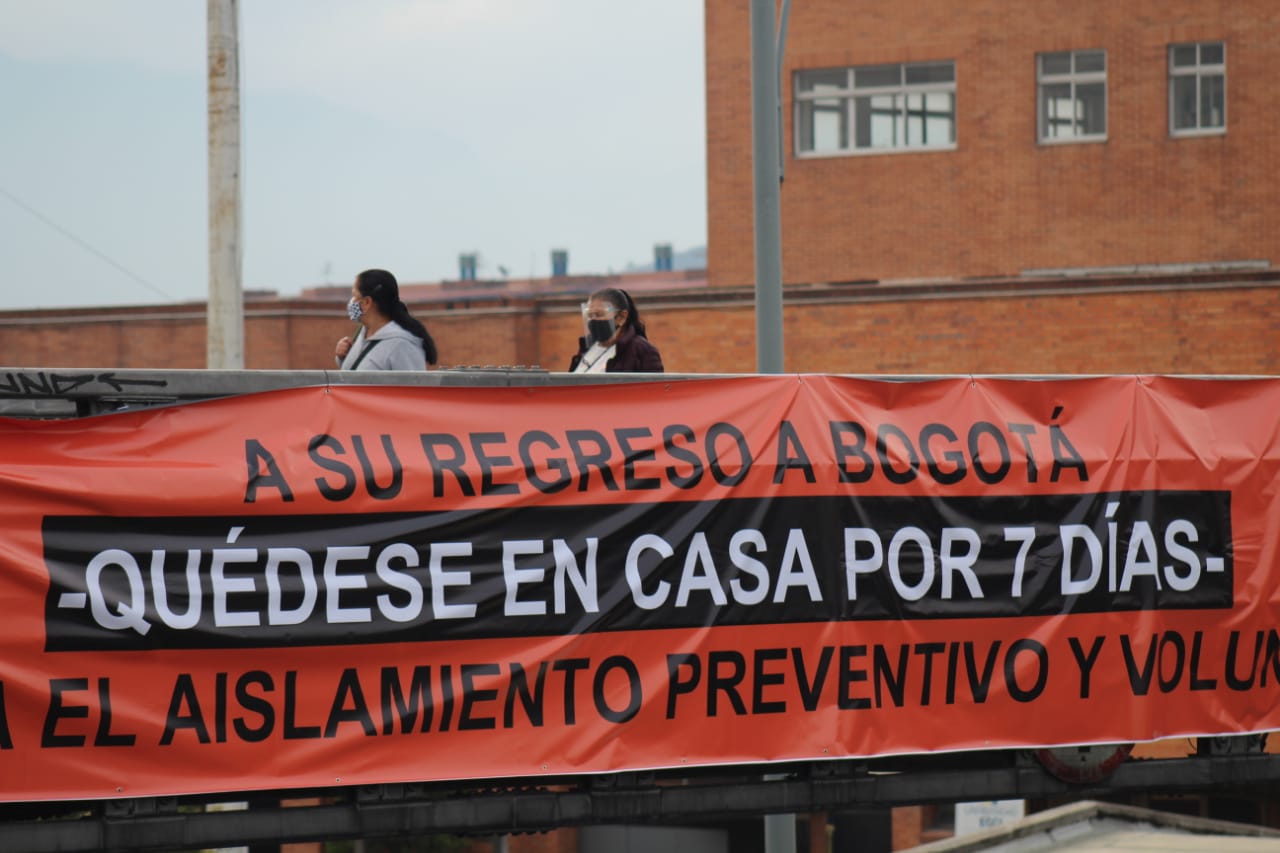 Aunque no está restringida la entrada y la salida de la ciudad, el Distrito recomienda que quienes regresen hagan un aislamiento de siete días.