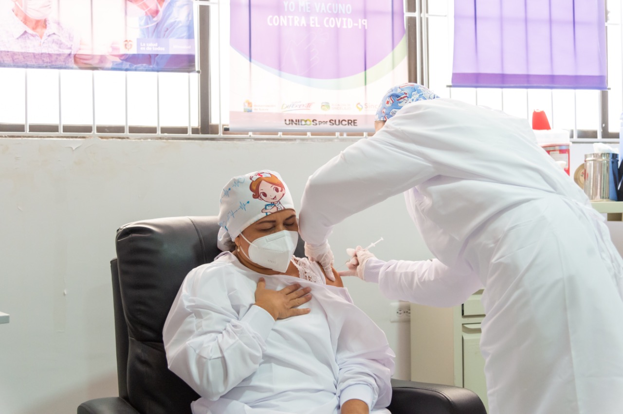 Video: Momento de la primer vacuna contra el coronavirus en Colombia a Verónica Machado
