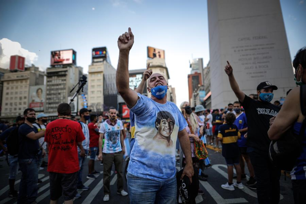 Así están viviendo algunos argentinos la muerte de Diego Maradona