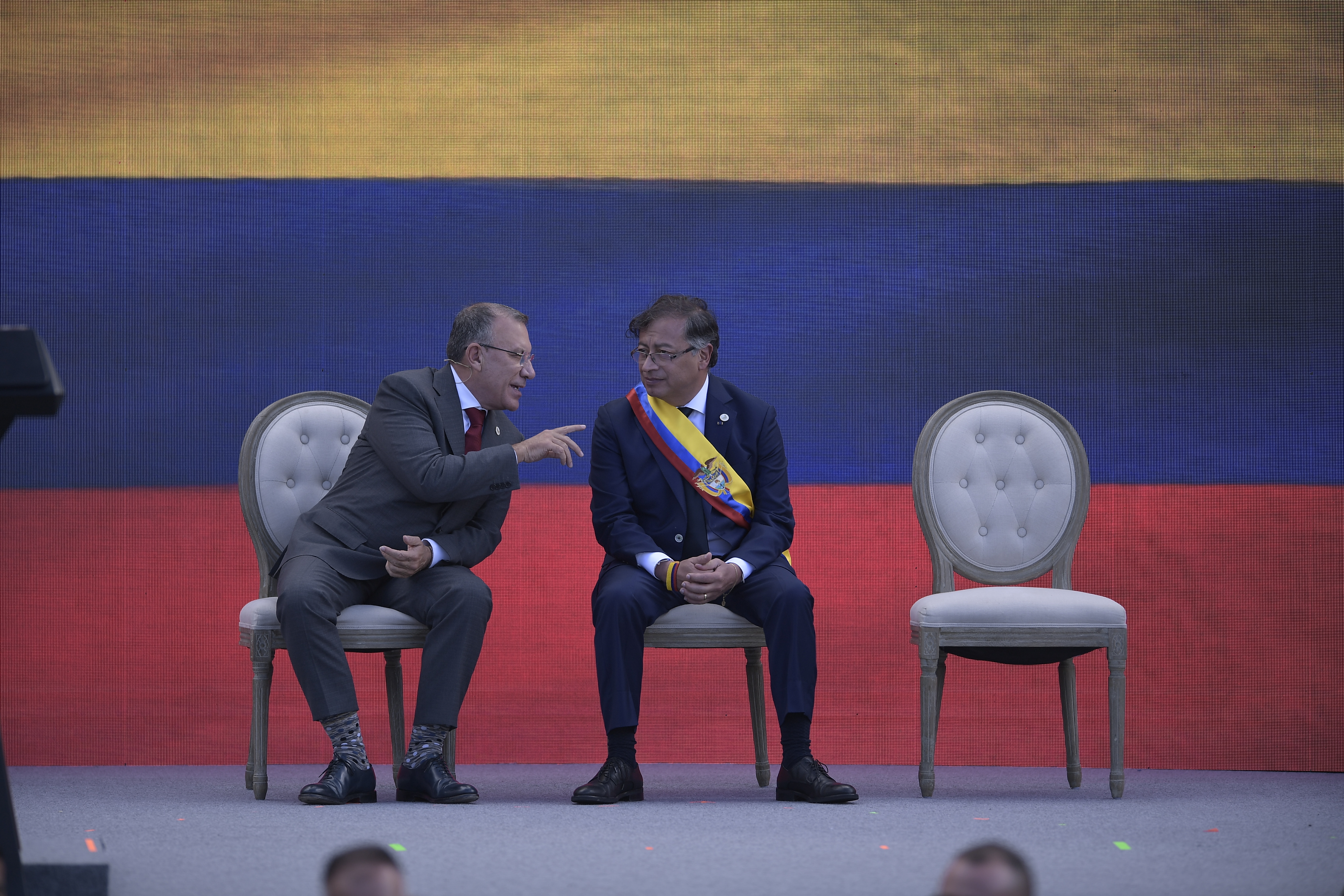 Presidente del Senado de la República de Colombia y Gustavo Petro, presidente de Colombia, durante su posesión realizada en la Plaza de Bolívar (izq-der).