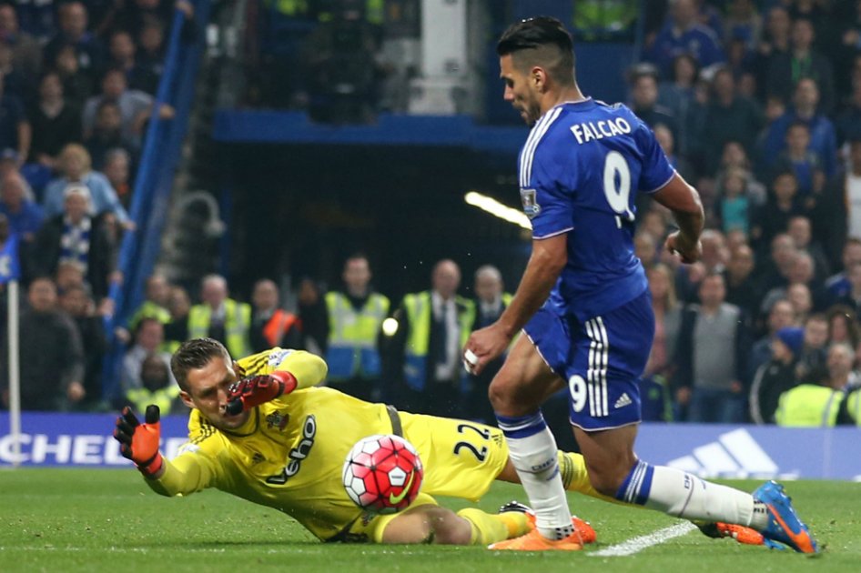 Chelsea pierde de local con Falcao como titular y se aleja de la punta