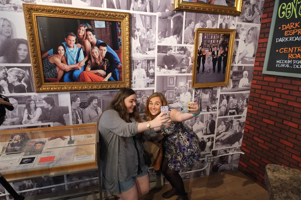 Fanáticos de «Friends» se toman un café en «Central Perk»