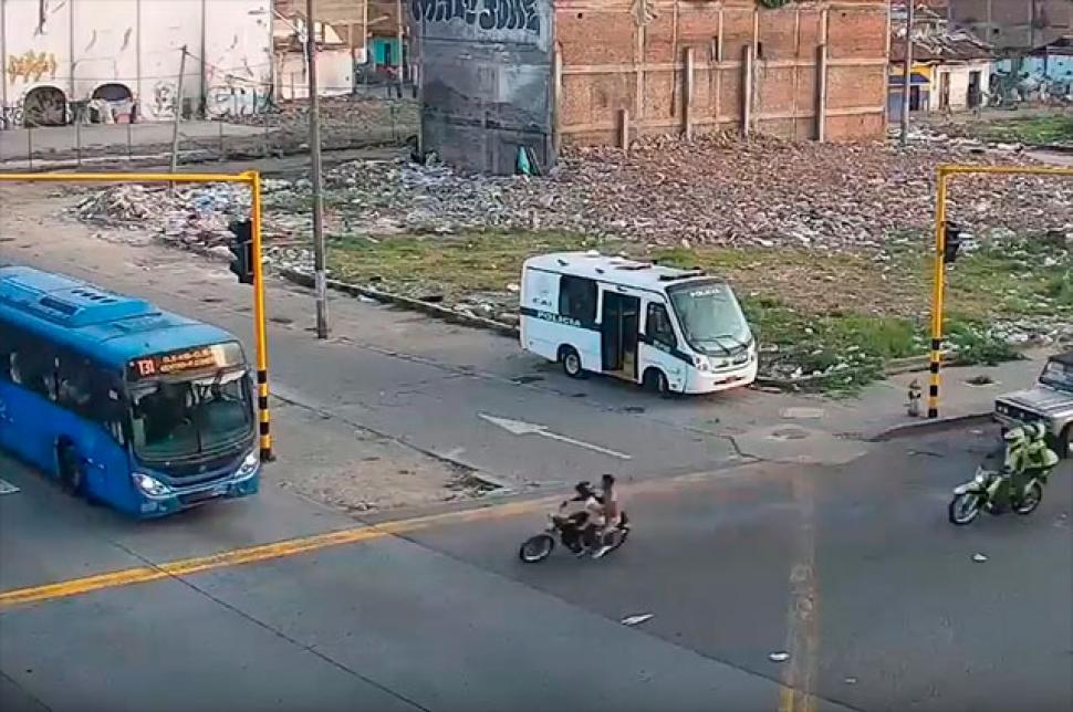 Un menor murió al chocar con un bus del Mío en medio de una persecución en Cali