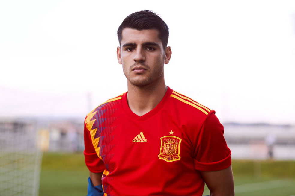 Camiseta mundialista de España crea polémica por un efecto óptico