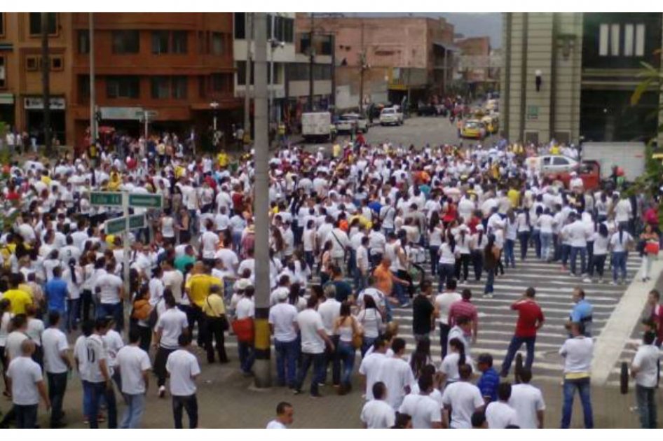 Cmerciantes del sector de Guayaquil adelantaron protestas y manifestaciones en el centro de la capital de Antioquia para protestar por la norma. /Foto: Tomada de El Colombiano