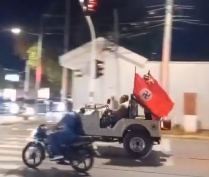 Imagen del video de redes sociales en el que se registró el desfile de carros con banderas nazis en Valledupar.