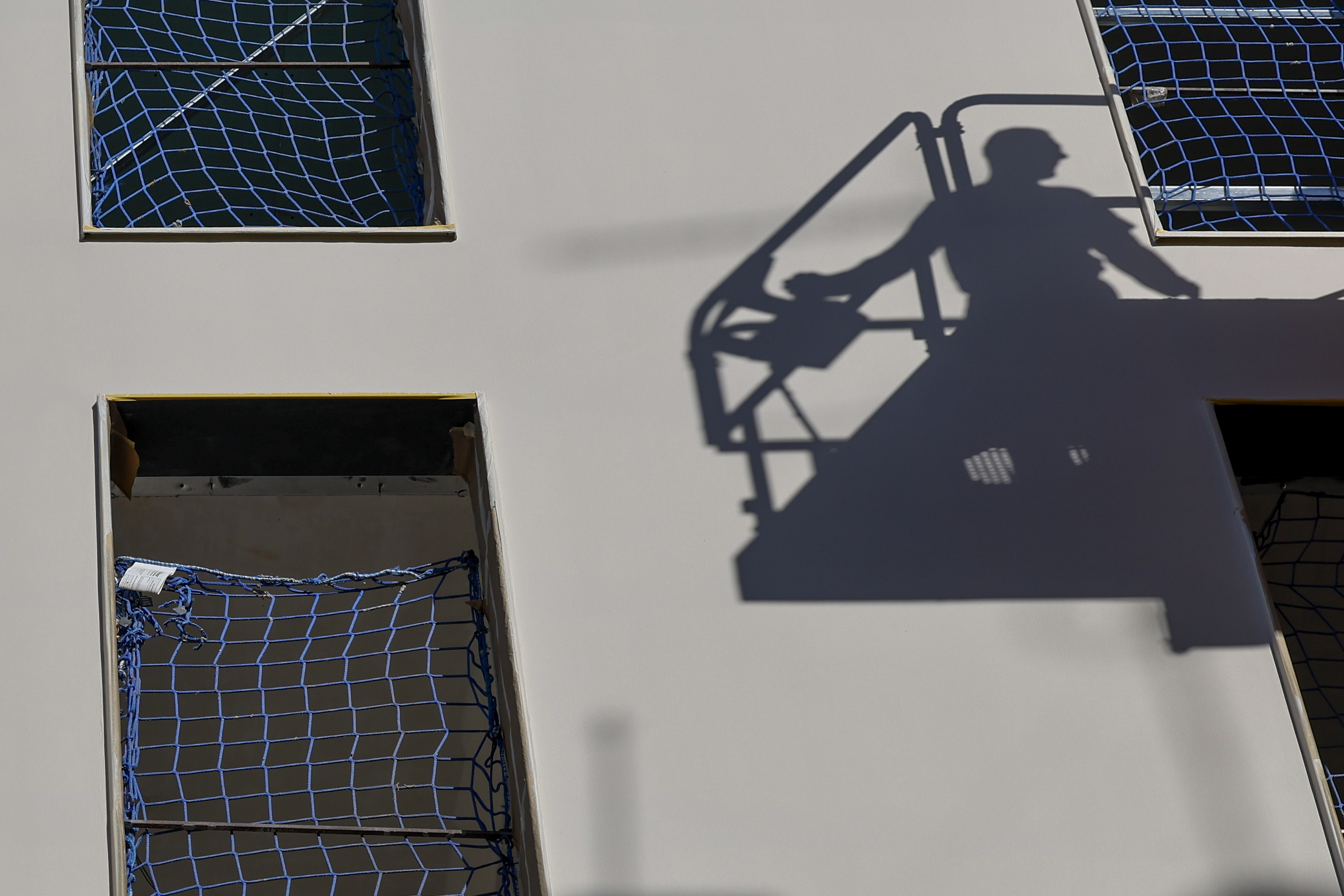 FOTODELDÍA GRAFCVA5196. VALENCIA, 04/02/2025.- La sombra de un operario se proyecta sobre la fachada de una obra cuando el desempleo registrado en enero ha subido en 3.078 personas en la Comunitat Valenciana, un 0,98 % respecto al mes anterior, con lo que el número total de parados se sitúa en 318.581, y la afiliación ha caído en 32.152 personas, un 1,47 %, según los datos del Servicio Público de Empleo Estatal (SEPE) publicados este martes por el Ministerio de Trabajo y Economía Social. EFE/Ana Escobar