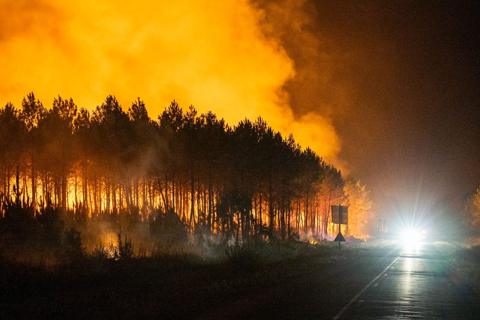Incendios que arrasan España y Francia siguen sin control: 260.000 personas evacuadas