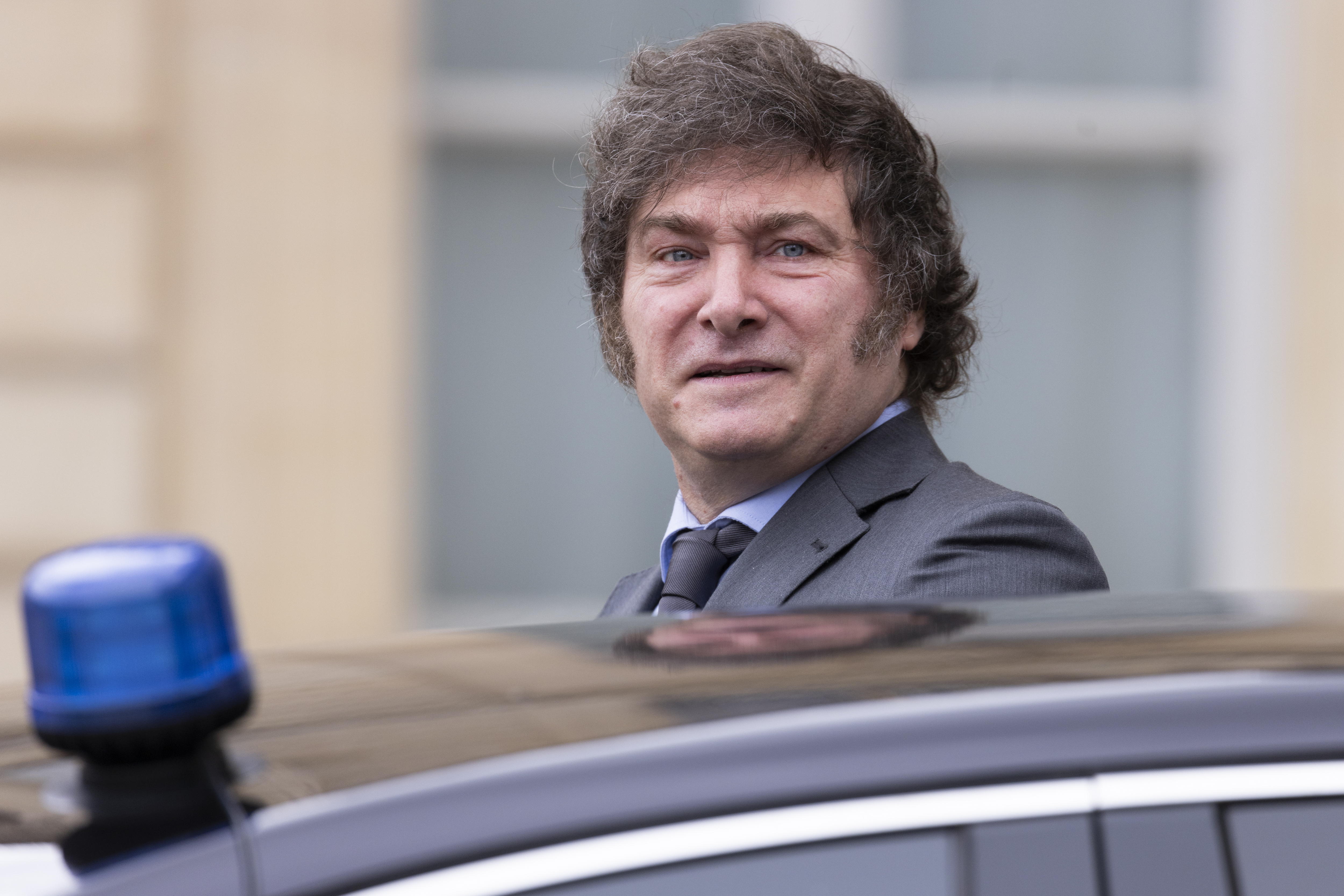 Paris (France), 26/07/2024.- President of Argentina Javier Milei leaves the Elysee Palace after a bilateral meeting with French president Emmanuel Macron (unseen) ahead of the opening of the Paris 2024 Olympic Games, in Paris, France, 26 July 2024. More than hundred heads of State and Government will take part in the Opening Ceremony to be held on 26 July evening along the Seine river in Paris. It is the first time that an Olympic Opening Ceremony does not take place in a stadium. The Paris Olympic Games will run until 11 August 2024. (Francia) EFE/EPA/ANDRE PAIN