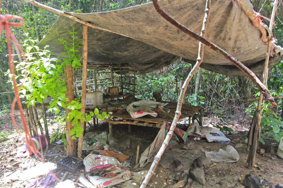 Imagen facilitada por la policía de Malasia que muestra uno de los campos de tráfico de personas abandonados en el que se hallaron restos humanos enterrados, cerca de la frontera con Tailandia, en Wang Kelian (Malasia). /EFE