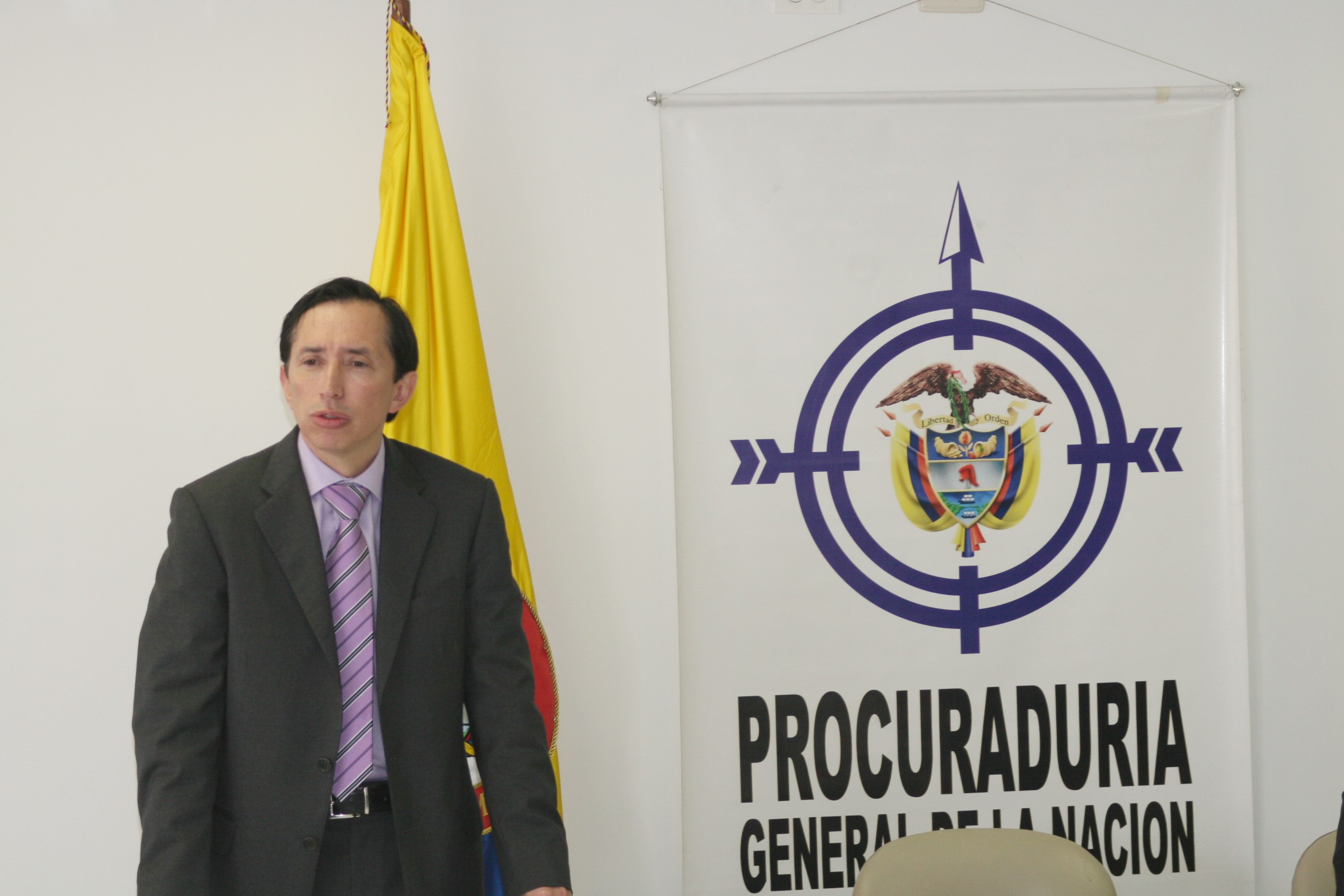 Gabriel Jaimes fue mano derecha de Ordóñez en la Procuraduría.Archivo particularEl lío es que Barbosa nombró como aliado suyo a alguien que tendrá que declararse impedido en todo lo que relativo al proceso de Álvaro Gómez Hurtado, pues, cuando ejercía como procurador delegado, Jaimes Durán hizo solicitudes y emitió conceptos relacionados con este caso. En enero de 2010, por ejemplo, acaparó titulares de prensa al pedir que ciertas personas —cuya identidad no reveló— fueran llamadas a indagatoria e, incluso, le pidió al fiscal (e) Guillermo Mendoza Diago crear un grupo especial de fiscales y de policía judicial con el fin de que las investigaciones avanzaran. Para entonces, Jaimes Durán también había estado presente en la declaración que dio alias Rasguño.