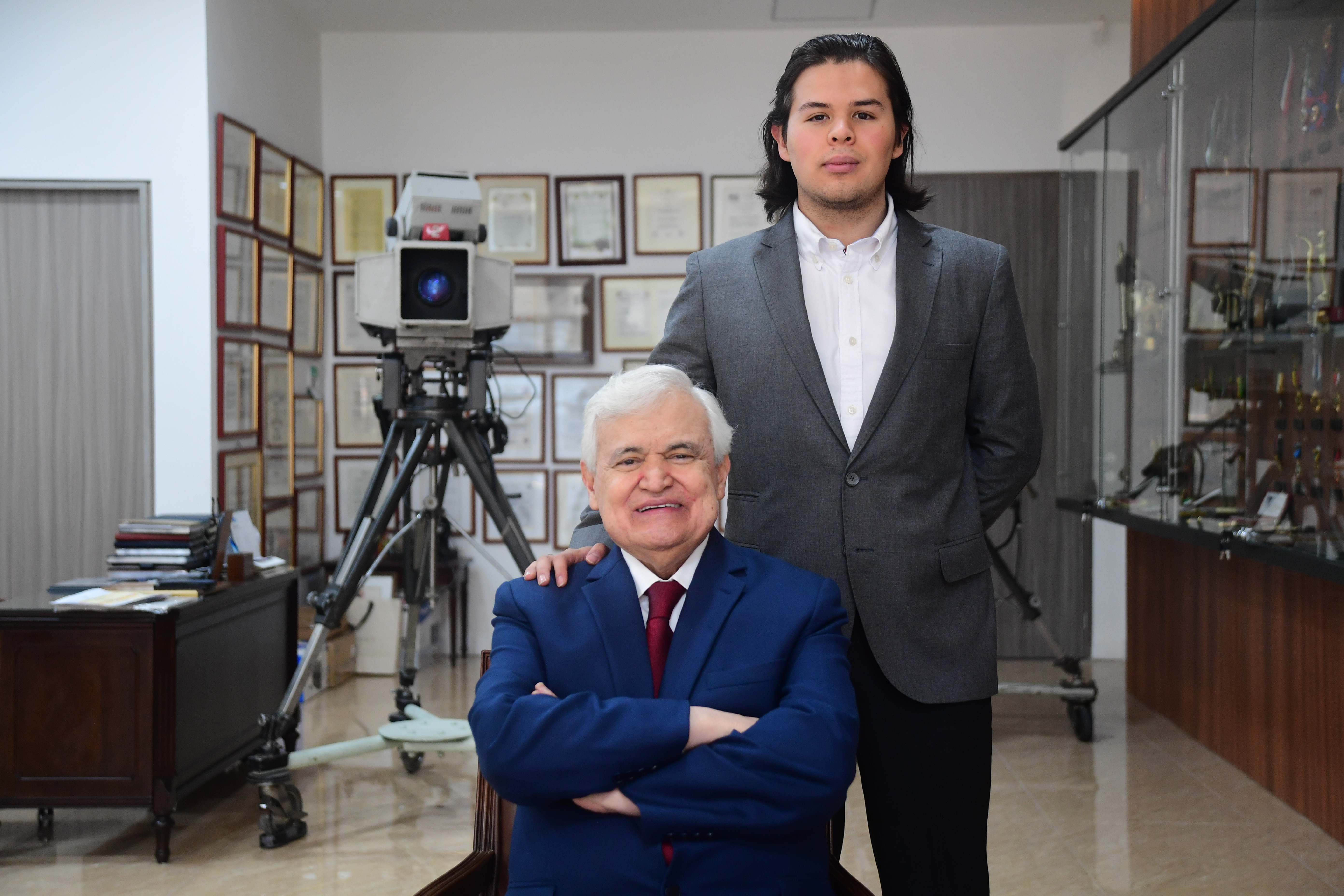 Empresario, periodista, presentador de radio y televisión colombiana en compañía de su hijo cuyo nombre también es Jorge Barón