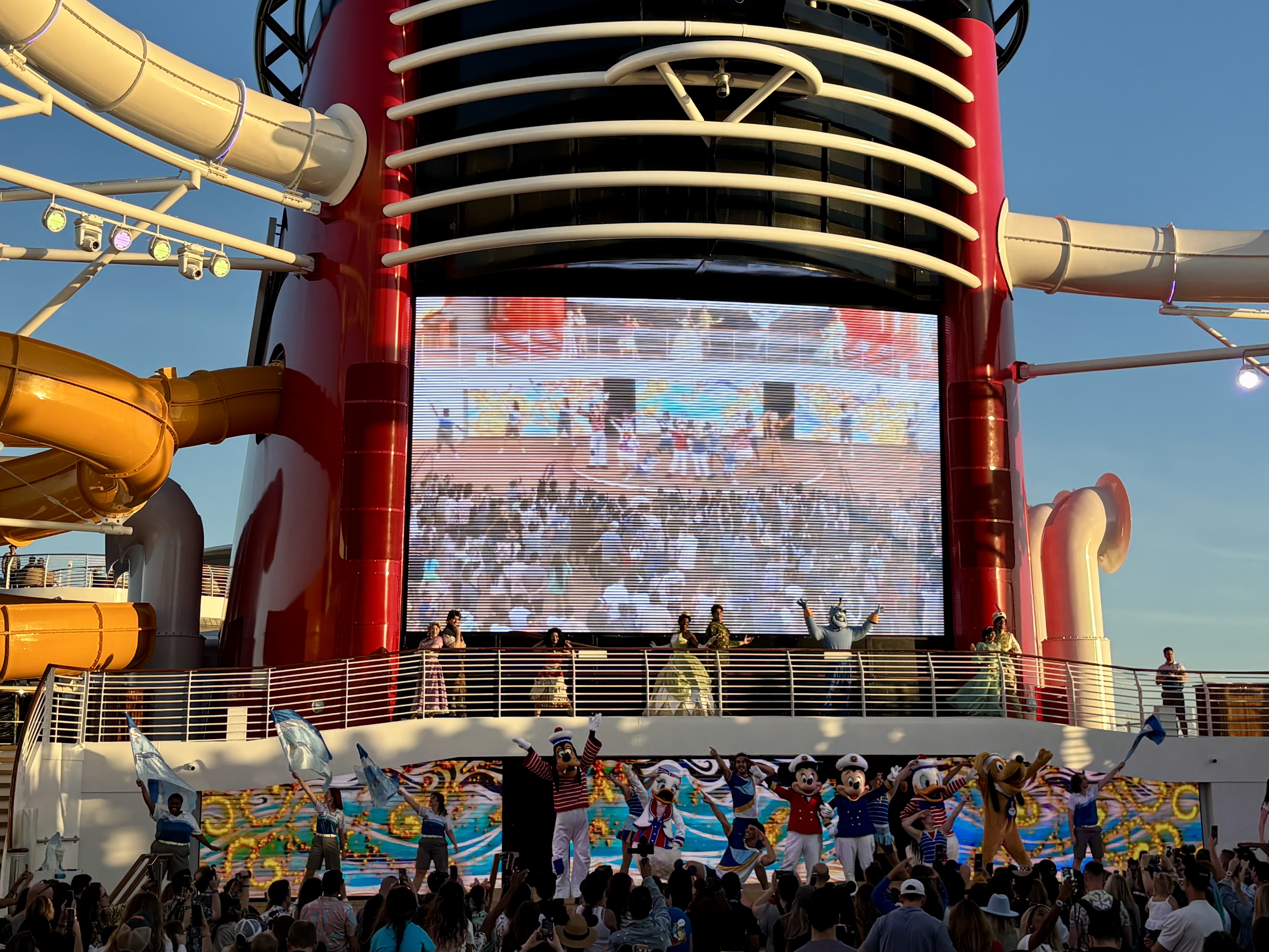 Viaje inaugural del Disney Treasure, el barco más nuevo de Disney Cuise Line.