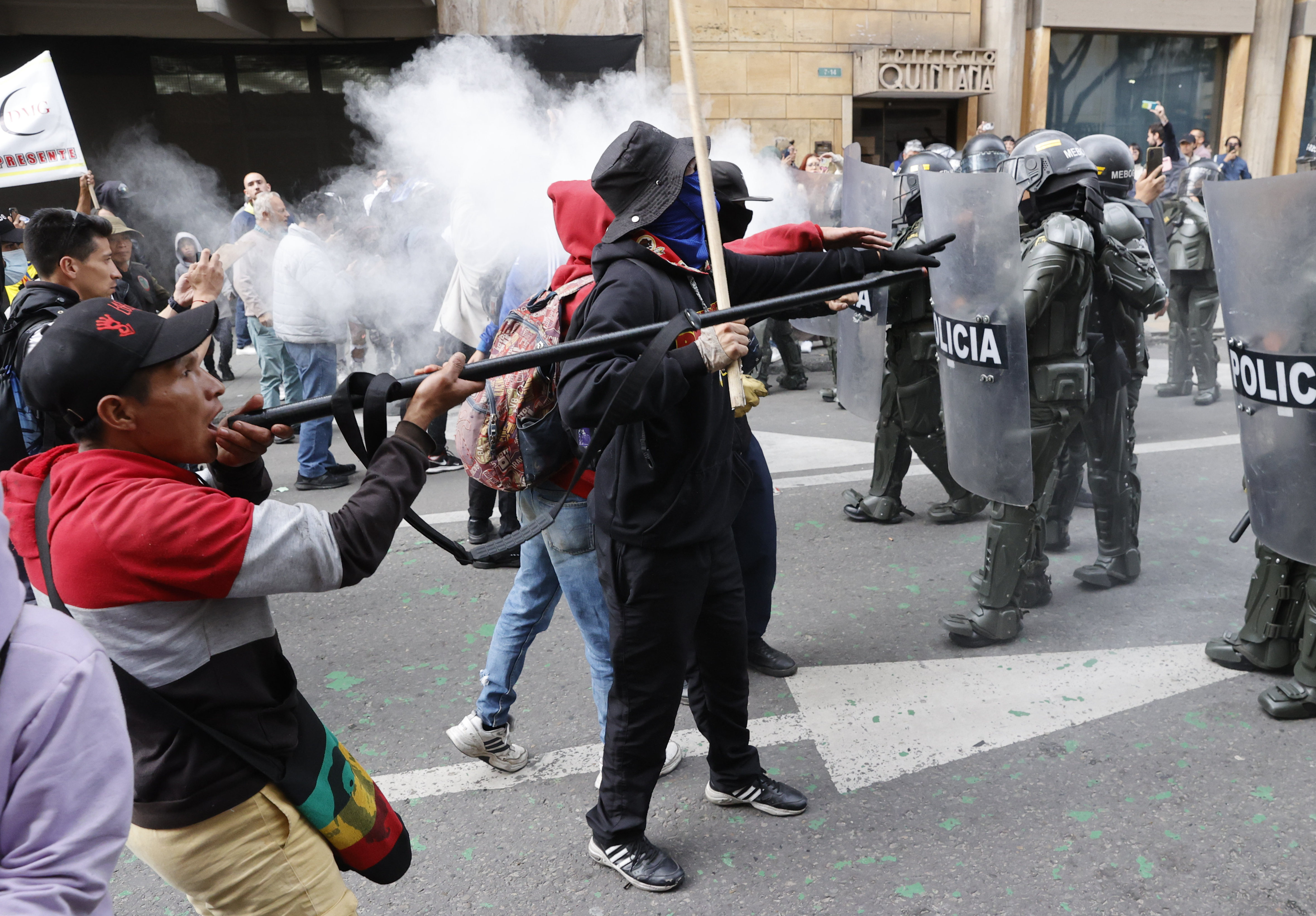 AME7197. BOGOTÁ (COLOMBIA), 08/02/2024.- Personas se enfrentan con la Policía durante una protesta hoy en Bogotá (Colombia). El presidente de la Corte Suprema de Justicia de Colombia, Gerson Chaverra, condenó este jueves en duros términos el "bloqueo violento e ilegal" de manifestantes afines al Gobierno al Palacio de Justicia, situado en el centro de Bogotá, acto que consideró "inaceptable". EFE/Mauricio Dueñas Castañeda