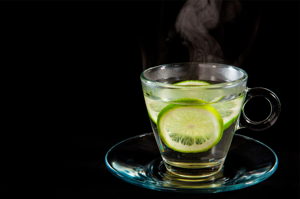 Agua tibia con limón.