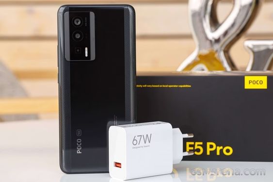 El POCO F5 Pro con su cámara frontal de 16MP que promete capturas nítidas y llenas de vida gracias a su postprocesado de imagen.