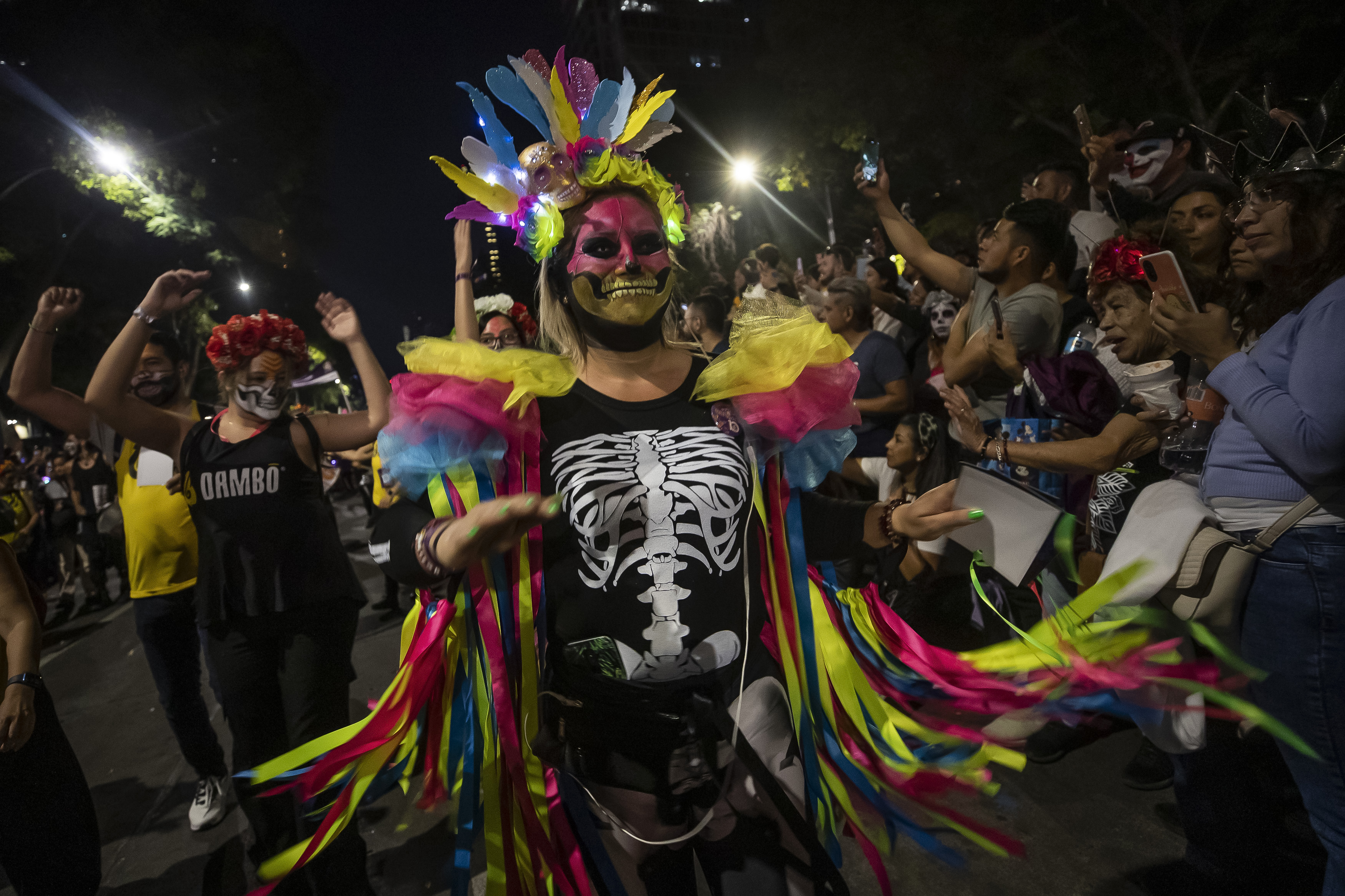 MEX9040.CIUDAD DE MÉXICO (MÉXICO), 22/10/2023.- Personas caracterizadas de Catrinas participan en la Procesión de Catrinas como parte de las celebraciones por el Día de Muertos, en Ciudad de México (México).Decenas de miles de mexicanos y turistas presenciaron este domingo la "Mega Procesión de las Catrinas", un desfile de esqueletos en Ciudad de México que sirve como antesala del Día de Muertos. EFE/Isaac Esquivel