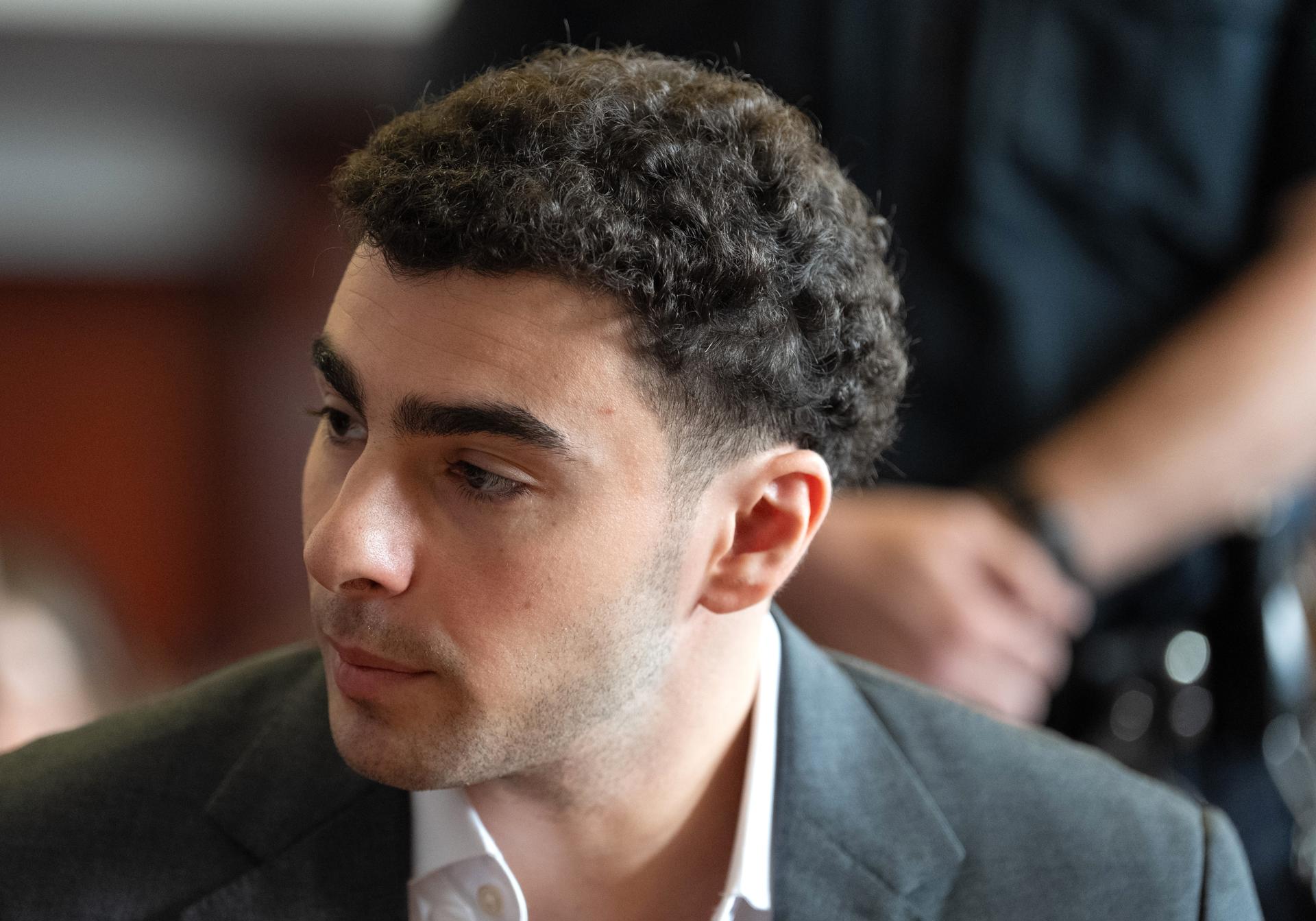 Mangione aceptó que acosó y le disparó a Brian Thompson, ejecutivo asesinado en Nueva York
