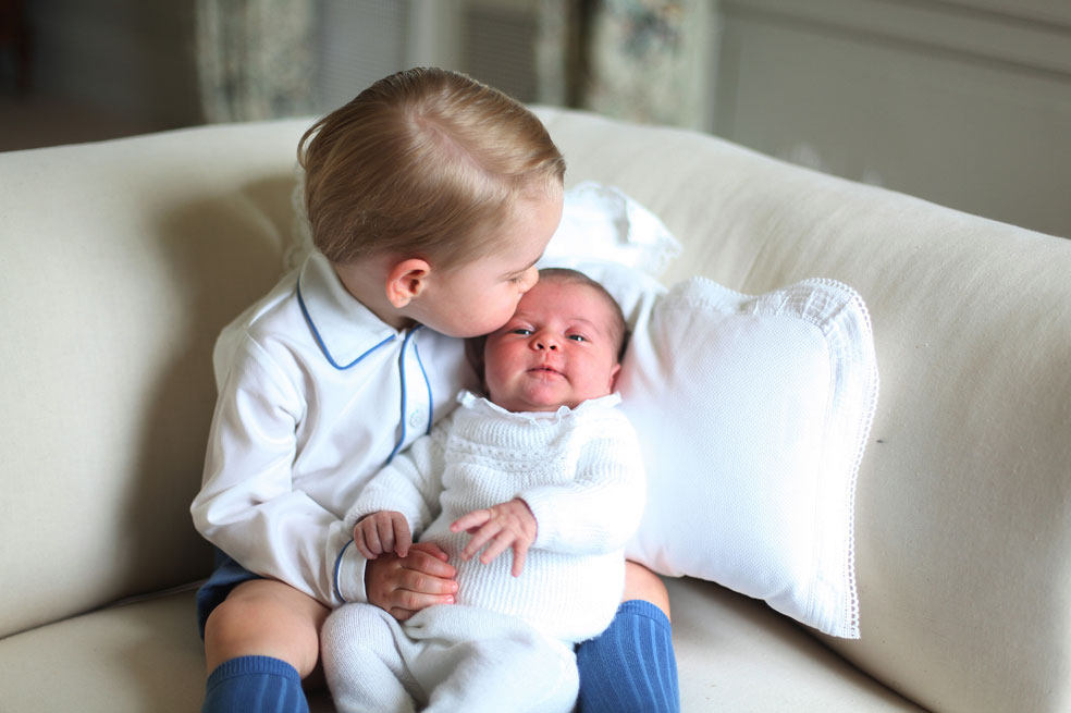 El príncipe Jorge posa junto a su hermana Carlota
