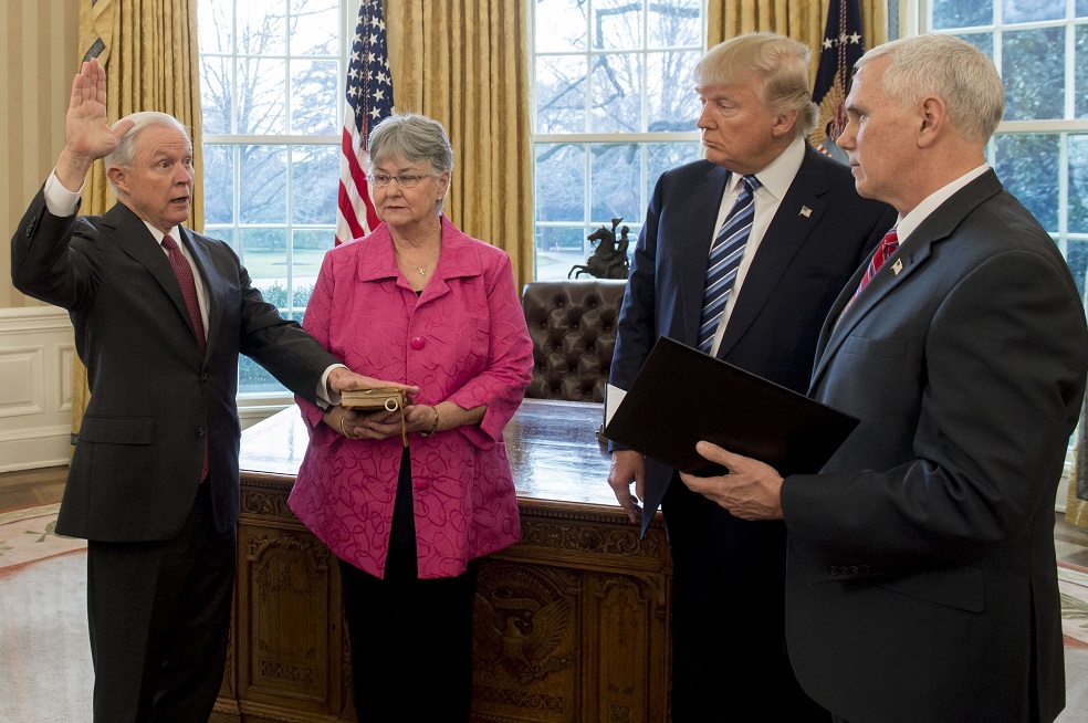 Trump anunció la salida de Jeff Sessions, fiscal general de EE.UU.