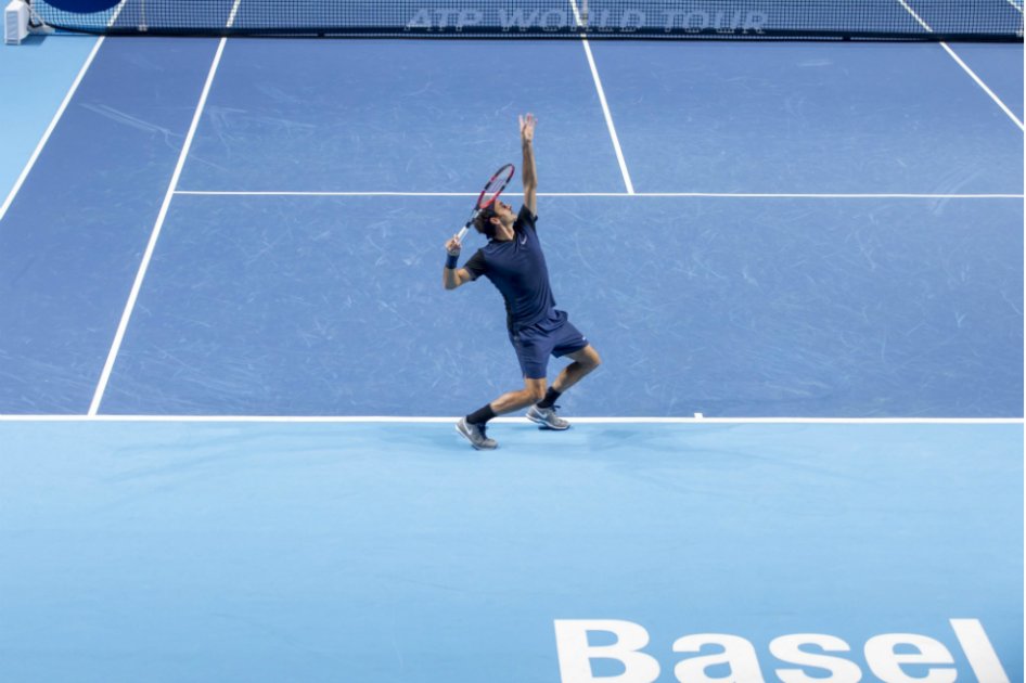 Roger Federer en el partido de primera ronda del ATP 500 de Basilea. / EFE