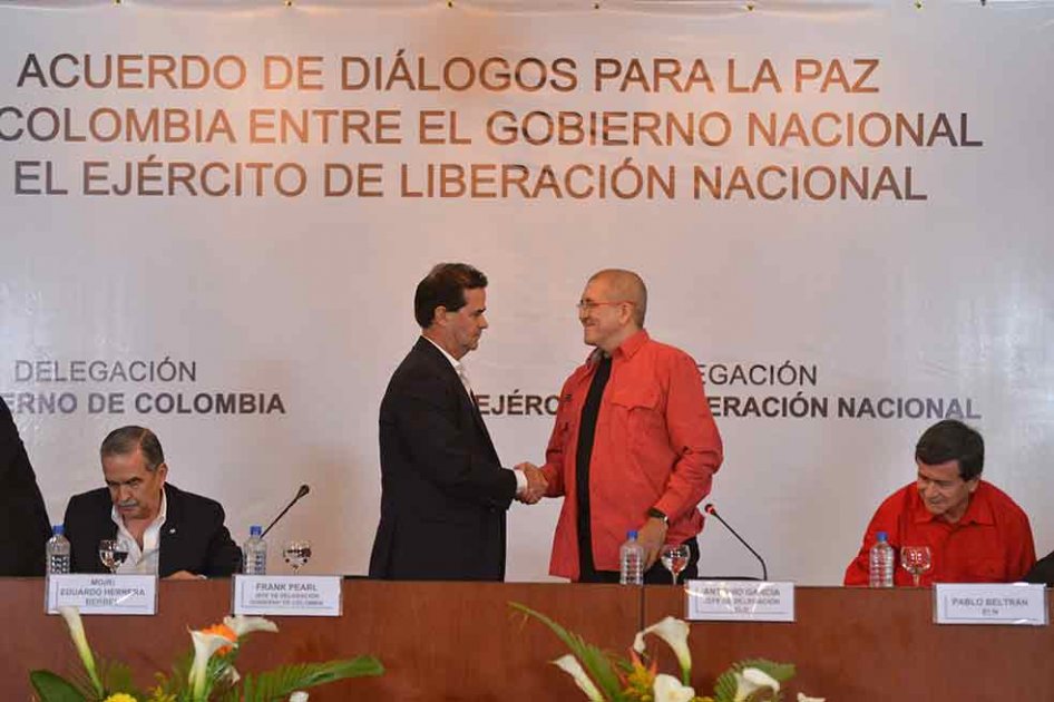 Santos fue muy claro que diálogos serán en medio de la confrontación: Eln