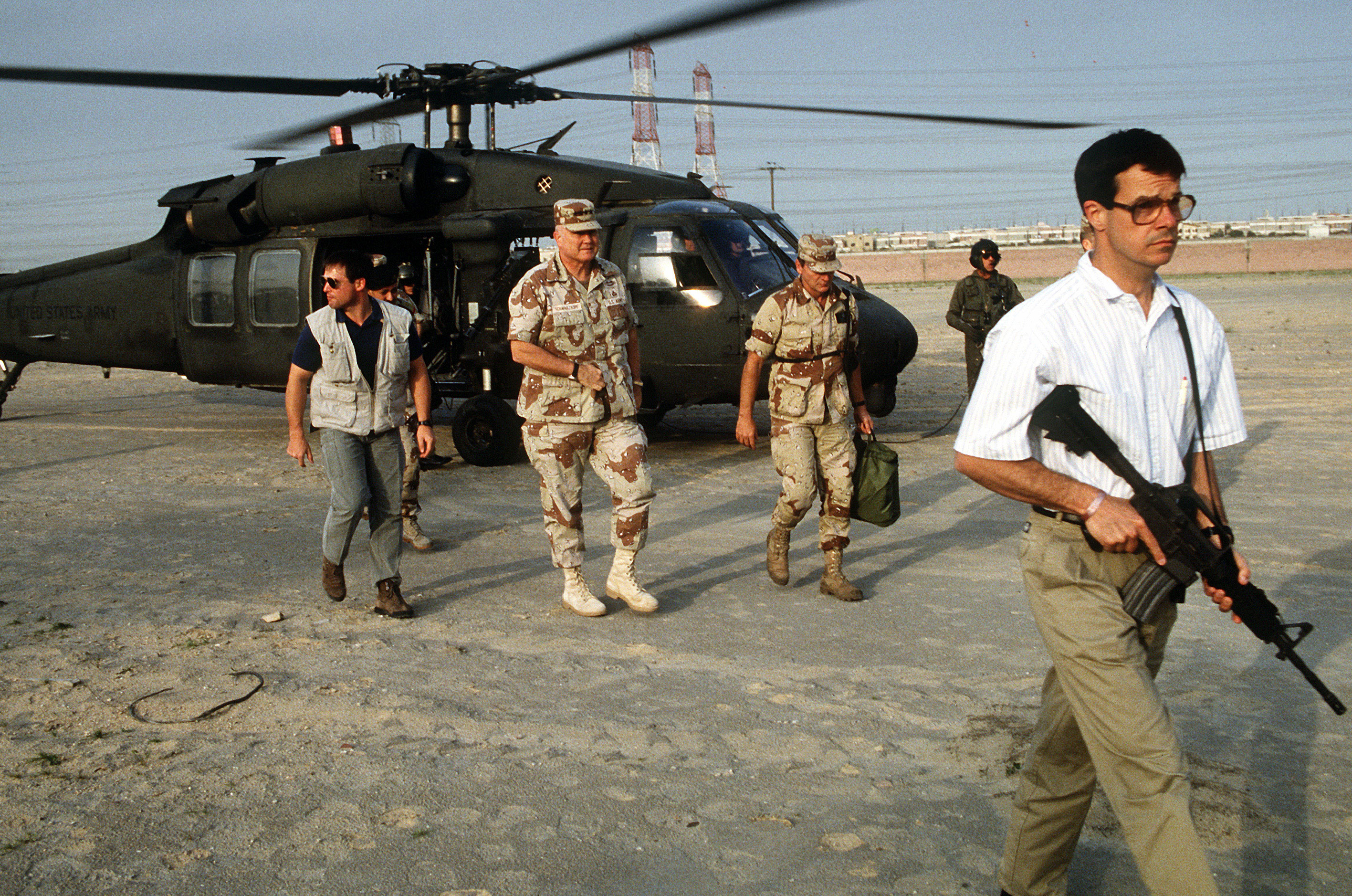 Guardaespaldas de la Fuerza Delta vestidos de civil ofreciendo protección al General Norman Schwarzkopf durante la Guerra del Golfo en 1991.