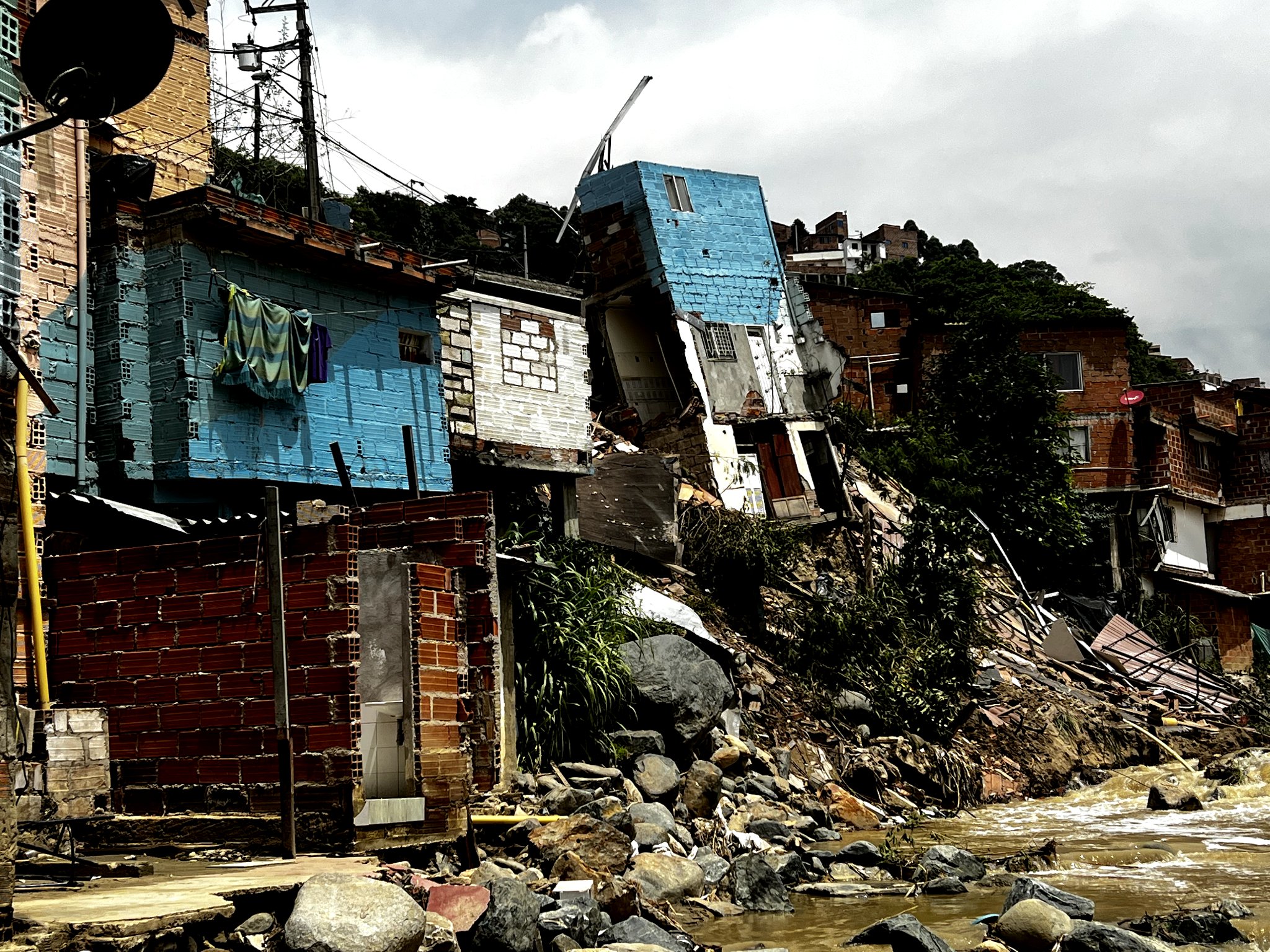 Cuatro viviendas se desplomaron en Medellín por la creciente de una quebrada