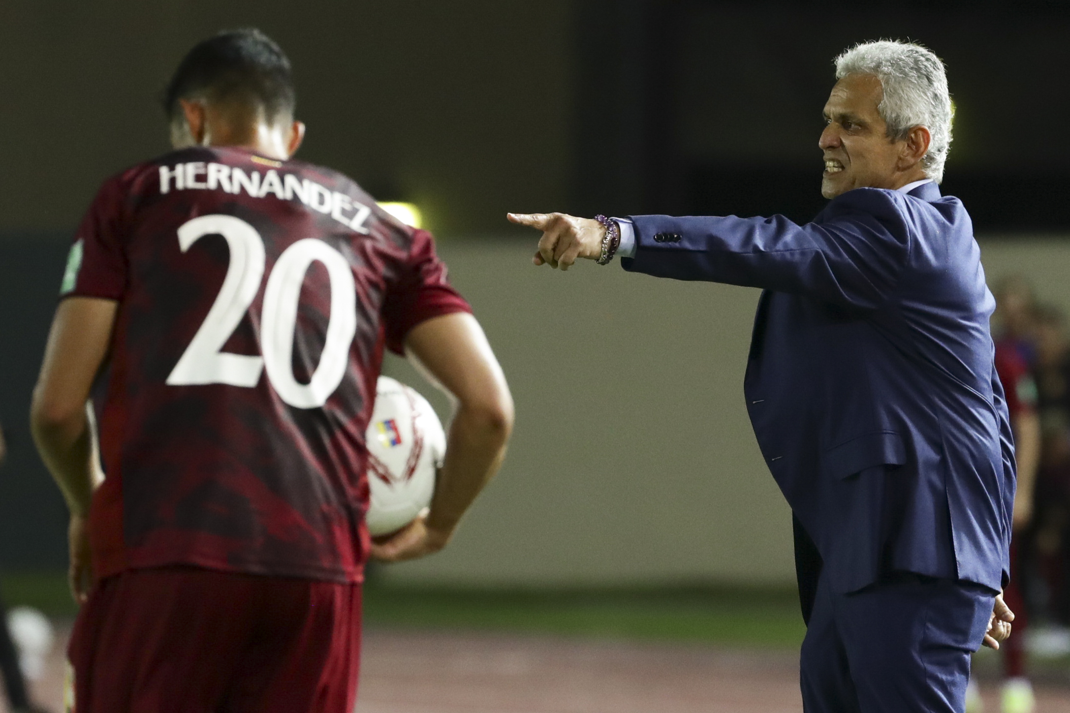 AMDEP8526. PUERTO ORDAZ (VENEZUELA), 29/03/2022.- El entrenador de Colombia, Reinaldo Rueda, dirige hoy, durante un partido de las eliminatorias sudamericanas para el Mundial de Catar 2022 entre Venezuela y Colombia, en el estadio Cachamay en Puerto Ordaz (Venezuela). EFE/Rayner Peña