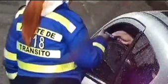 Investigan a agentes de tránsito por video de mujer recibiendo dinero en Antioquia