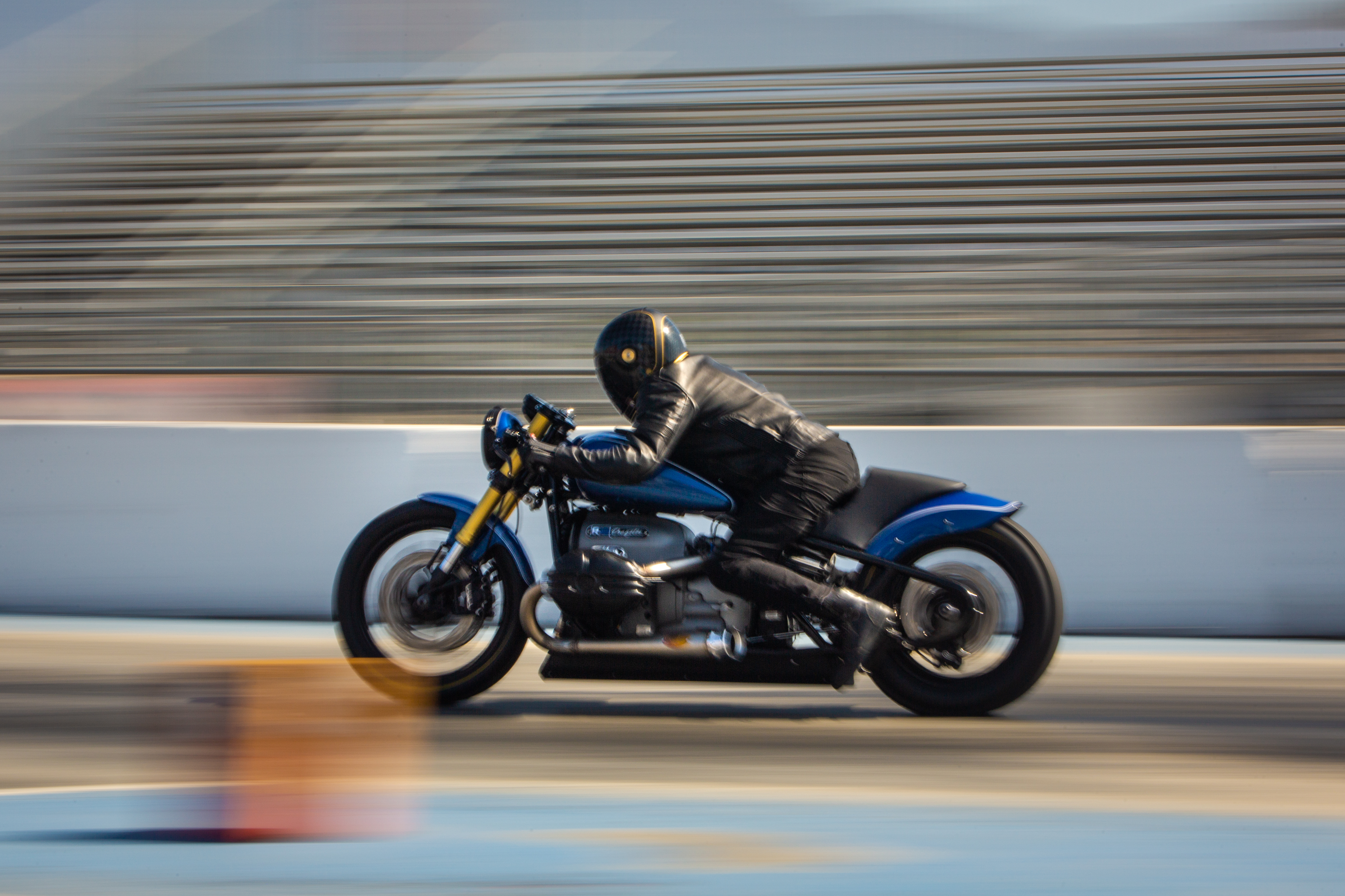 Para la R 18 Dragster, aunque se retuvo la geometría del cuello de la BMW R 18, se retiró la parte trasera de la motocicleta y la convirtió en un “drag”, similar a las de competencia.