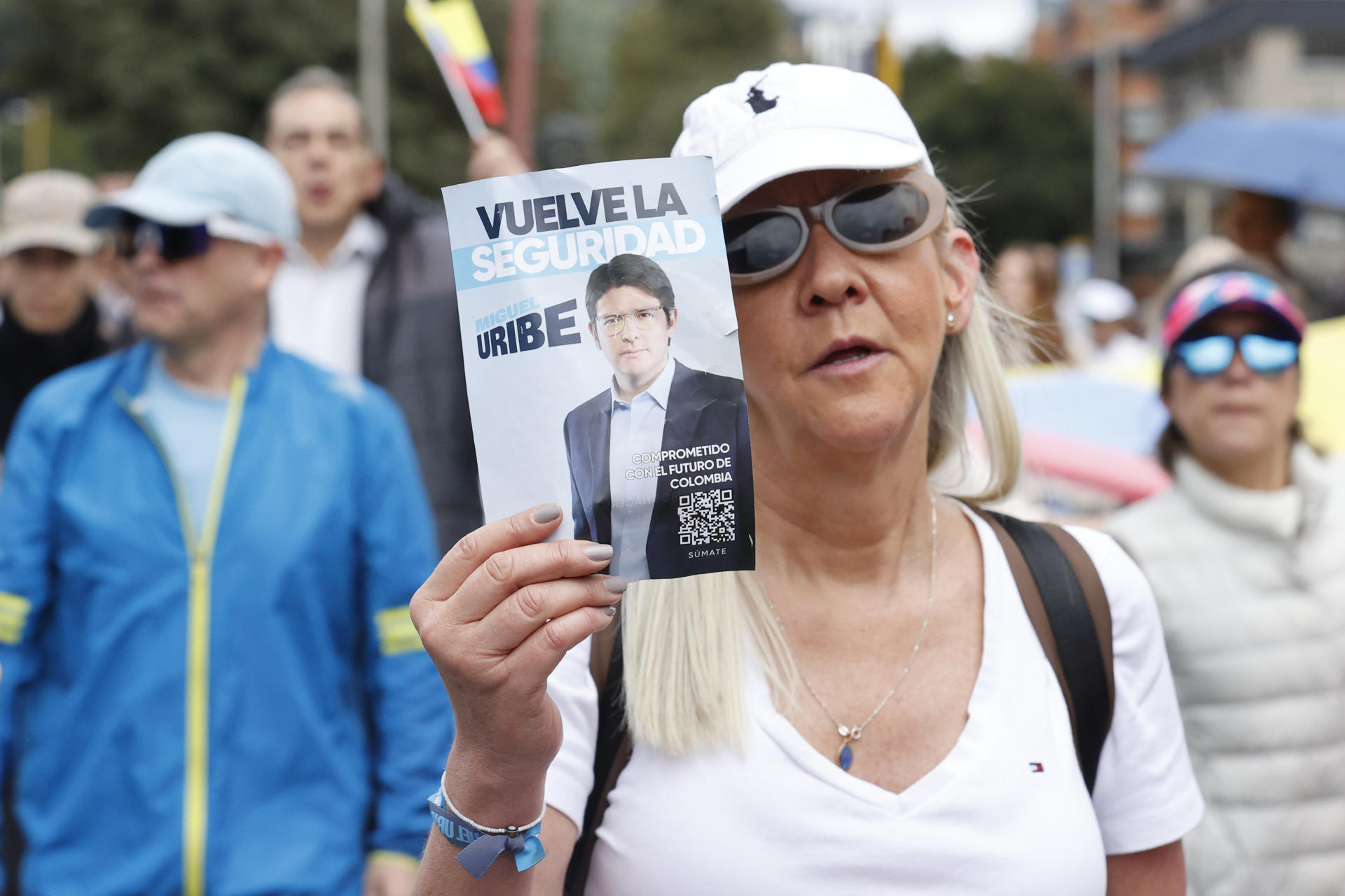 FOTODELDÍA AME4418. BOGOTÁ (COLOMBIA), 08/06/2025.- Una mujer sostiene un cartel durante una caminata por la paz y en apoyo al senador Miguel Uribe Turbay este domingo, en Bogotá (Colombia). La peor expresión de la violencia política colombiana resurgió con el atentado que tiene entre la vida y la muerte al senador y aspirante presidencial de derecha Miguel Uribe Turbay, un ataque que avivó el temor a que el país vuelva a los oscuros años de finales del siglo pasado cuando fueron asesinados varios candidatos presidenciales. EFE/ Mauricio Dueñas Castañeda
