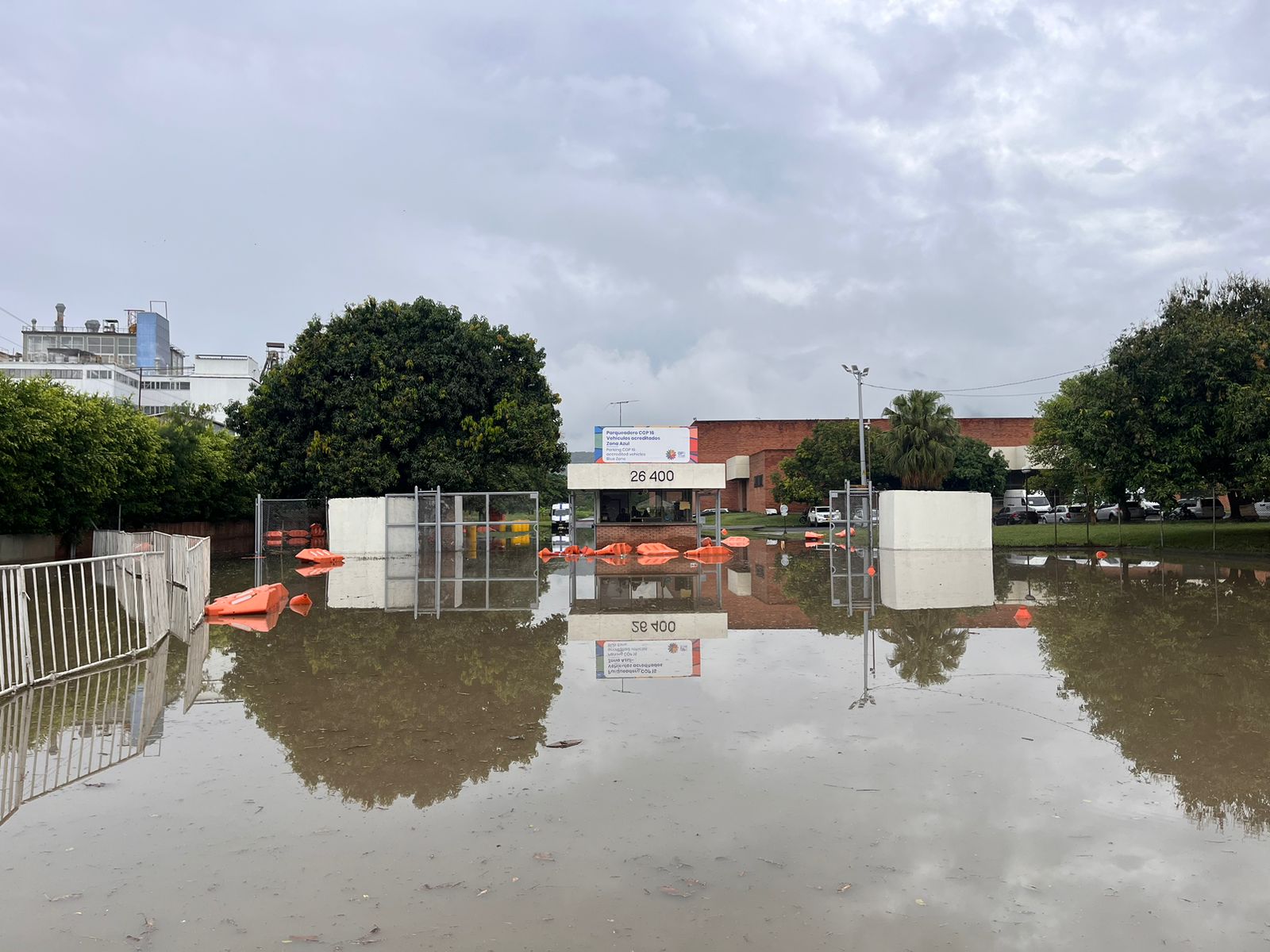 En imágenes: fuertes lluvias inundan la vía para llegar a la COP16