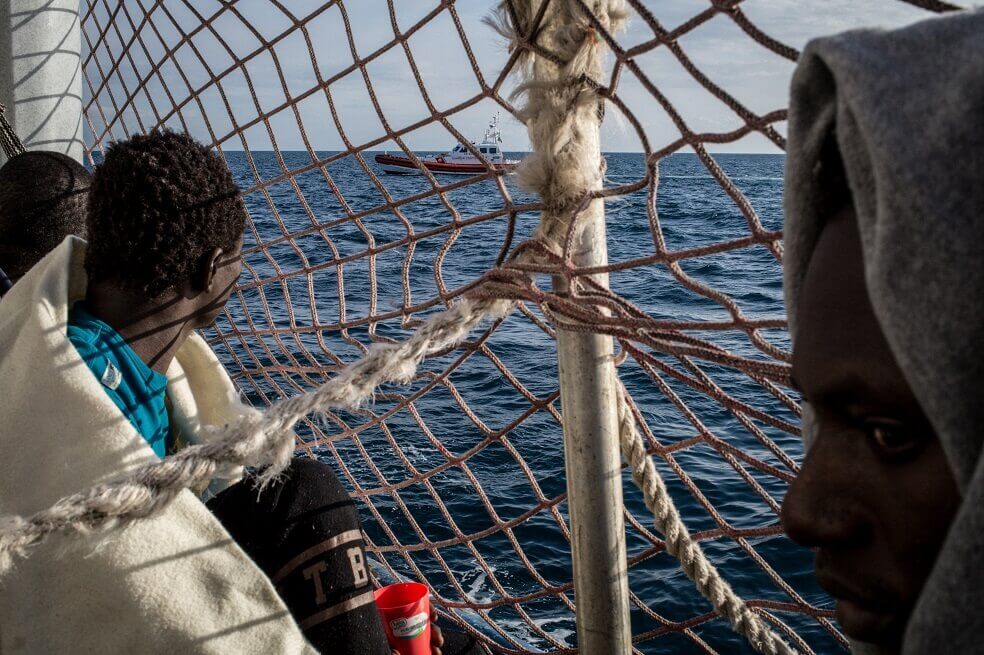 Según el doctor de la embarcación, la situación de los migrantes era tan angustiante, que tuvo que recurrir al uso de tranquilizantes para algunos. / AFP