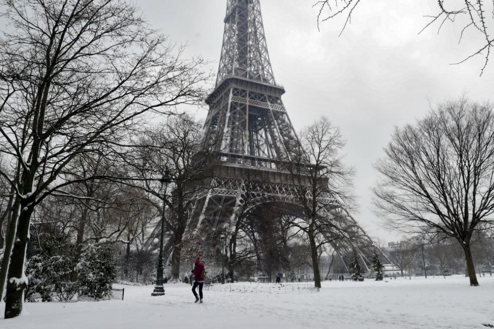 Torre Eiffel, cerrada dos días más por la nieve y el hielo