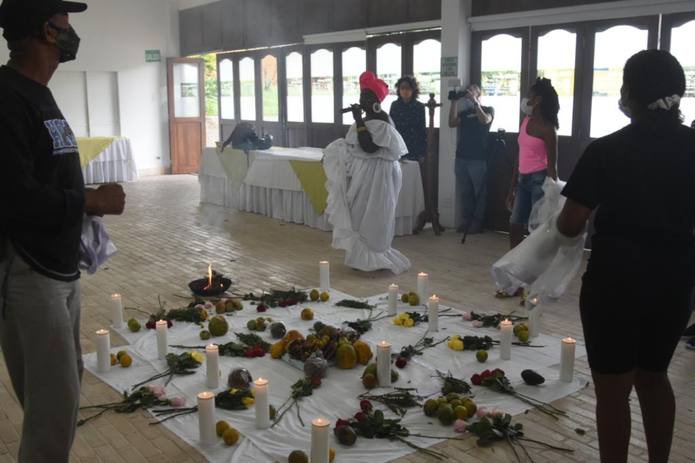 varias personas se encuentran en al rededor de un altar simbólico en honor a personas desparecidas.