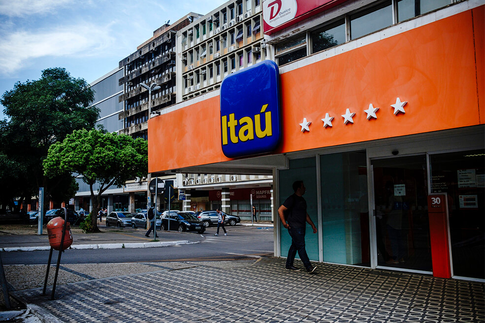 Ganancias del banco Itaú cayeron 28,86 % por la pandemia