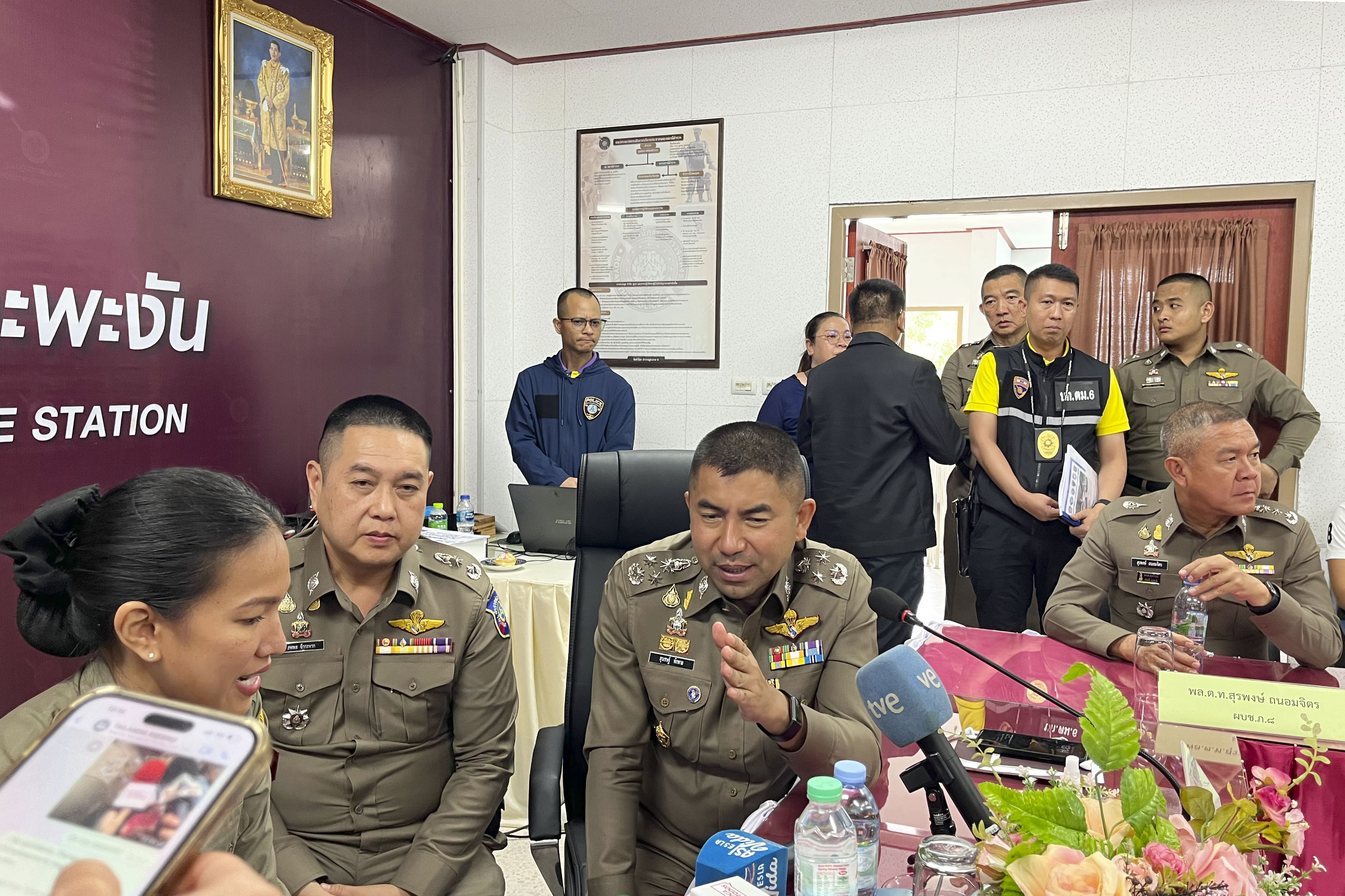 KOH PHANGAN (TAILANDIA), 15/08/2023.- El subdirector de la Policía de Tailandia, Surachate Hakparn (c), durante una reunión con varios oficiales de la policía este martes. Hakparn aseguró que el español Daniel Sancho será acusado del asesinato premeditado del cirujano colombiano Edwin Arrieta en la isla de Phangan, por lo que solicitarán la pena de muerte. EFE/ Somkeat Ruksaman