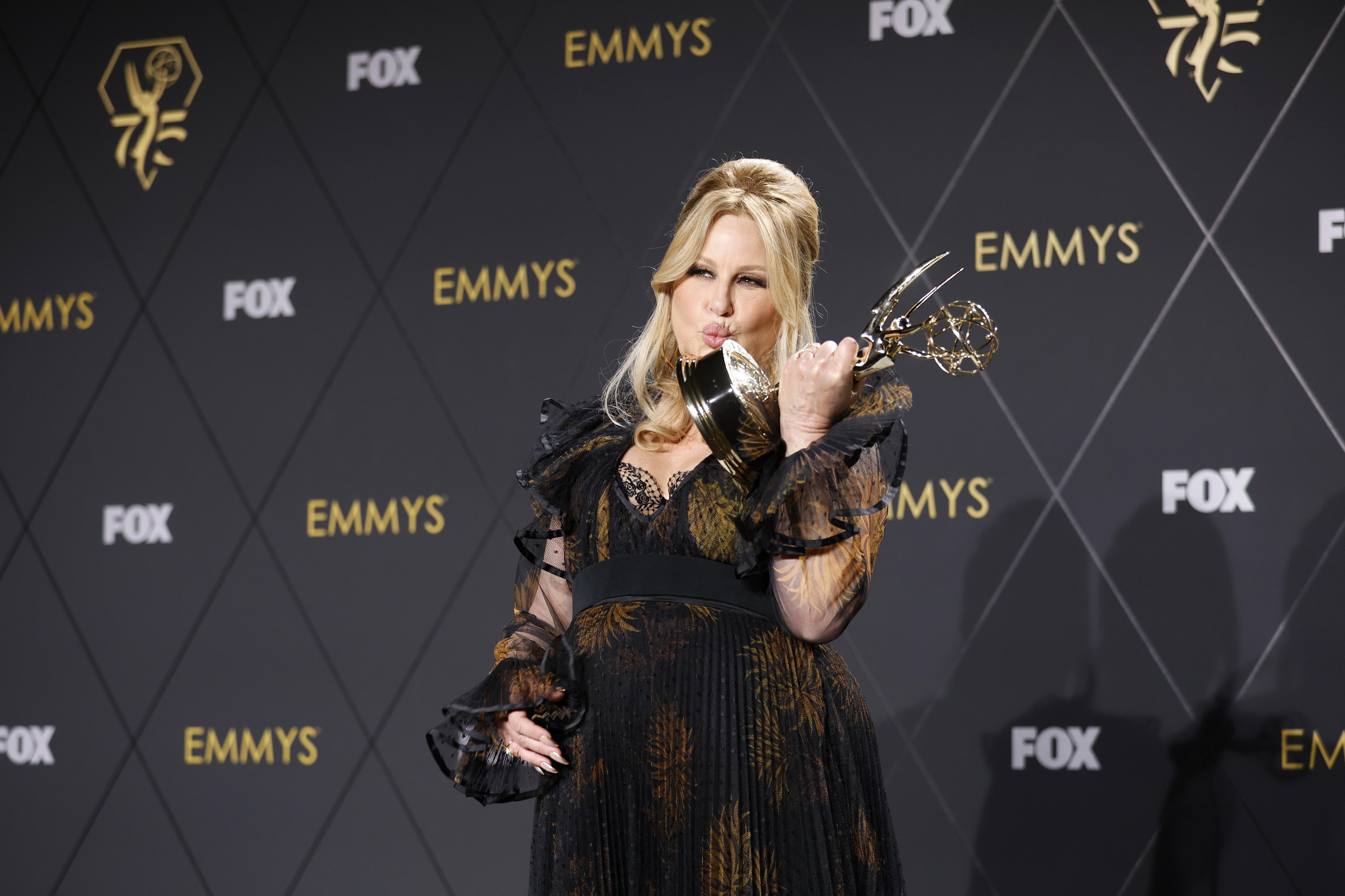 Los Angeles (United States), 13/01/2024.- Jennifer Coolidge, winner of the Outstanding Supporting Actress in a Drama Series award for 'The White Lotus', poses in the press room during the 75th annual Primetime Emmy Awards ceremony held at the Peacock Theater in Los Angeles, California, USA, 15 January 2024. The Primetime Emmys celebrate excellence in national primetime television programming. EFE/EPA/CAROLINE BREHMAN