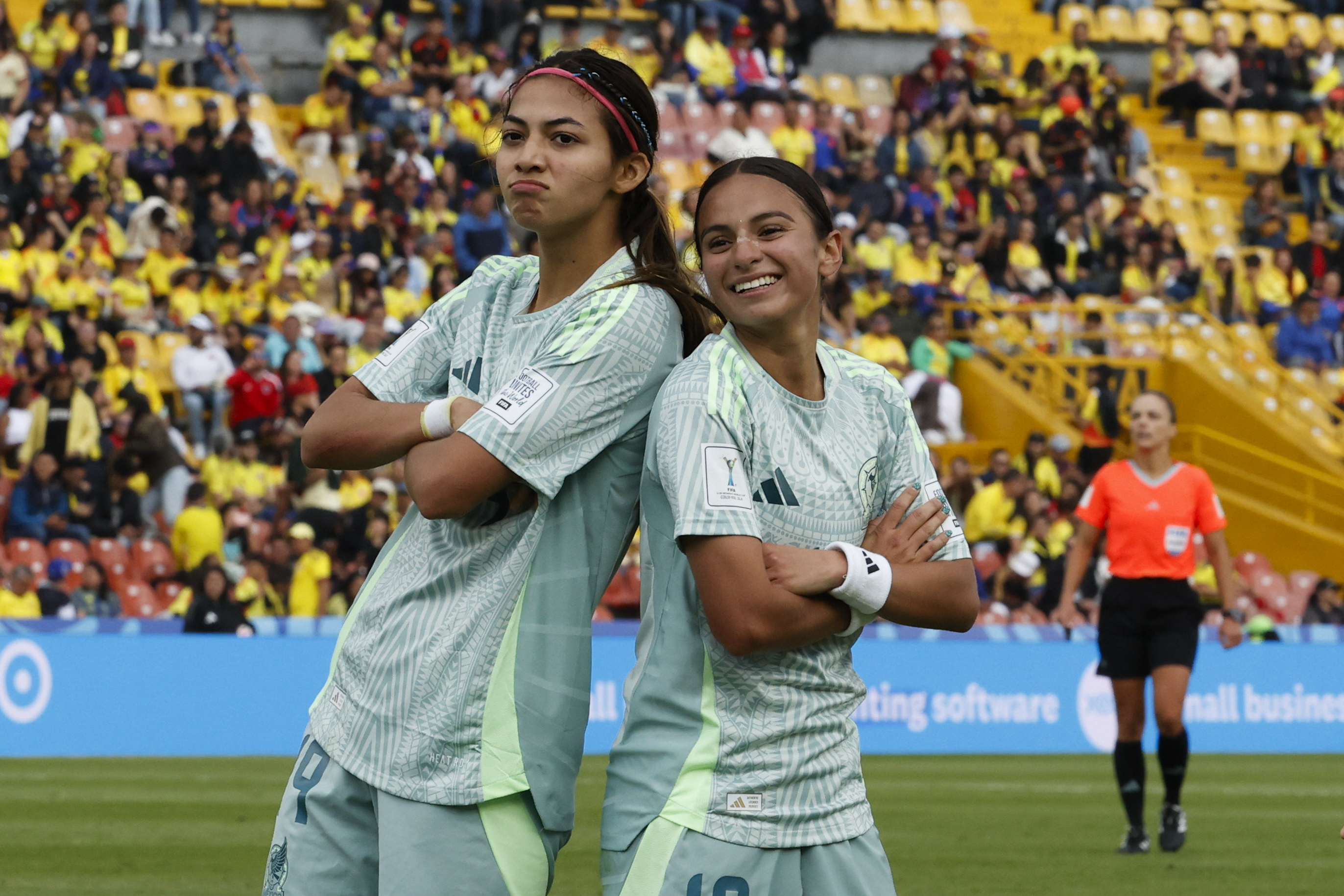 AMDEP5439. BOGOTÁ (COLOMBIA), 31/08/2024.- Montserrat Saldivar (i) de México celebra su gol con Fernanda Soto este sábado, en un partido del grupo A de la Copa Mundial Femenina sub-20 entre las selecciones de Camerún y México en el estadio El Campín en Bogotá (Colombia). EFE/ Mauricio Dueñas Castañeda