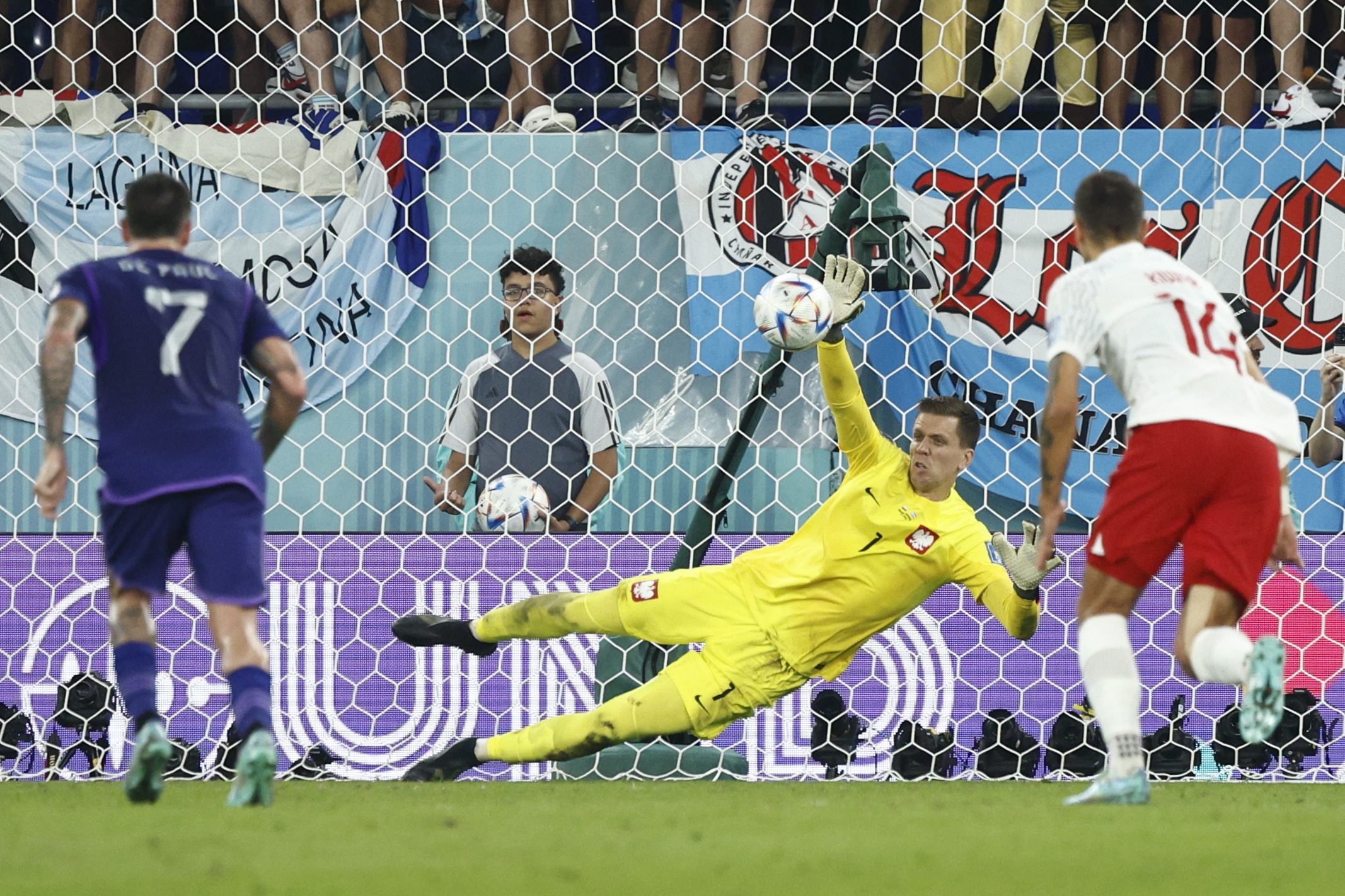 GR3173. DOHA (CATAR), 30/11/2022.-Tomas Szczesny (c) portero de Polonia detiene un penalti a Lionel Messi de Argentina hoy, en un partido de la fase de grupos del Mundial de Fútbol Qatar 2022 entre Polonia y Argentina en el Estadio 974 en Doha (Catar). EFE/ Rodrigo Jiménez