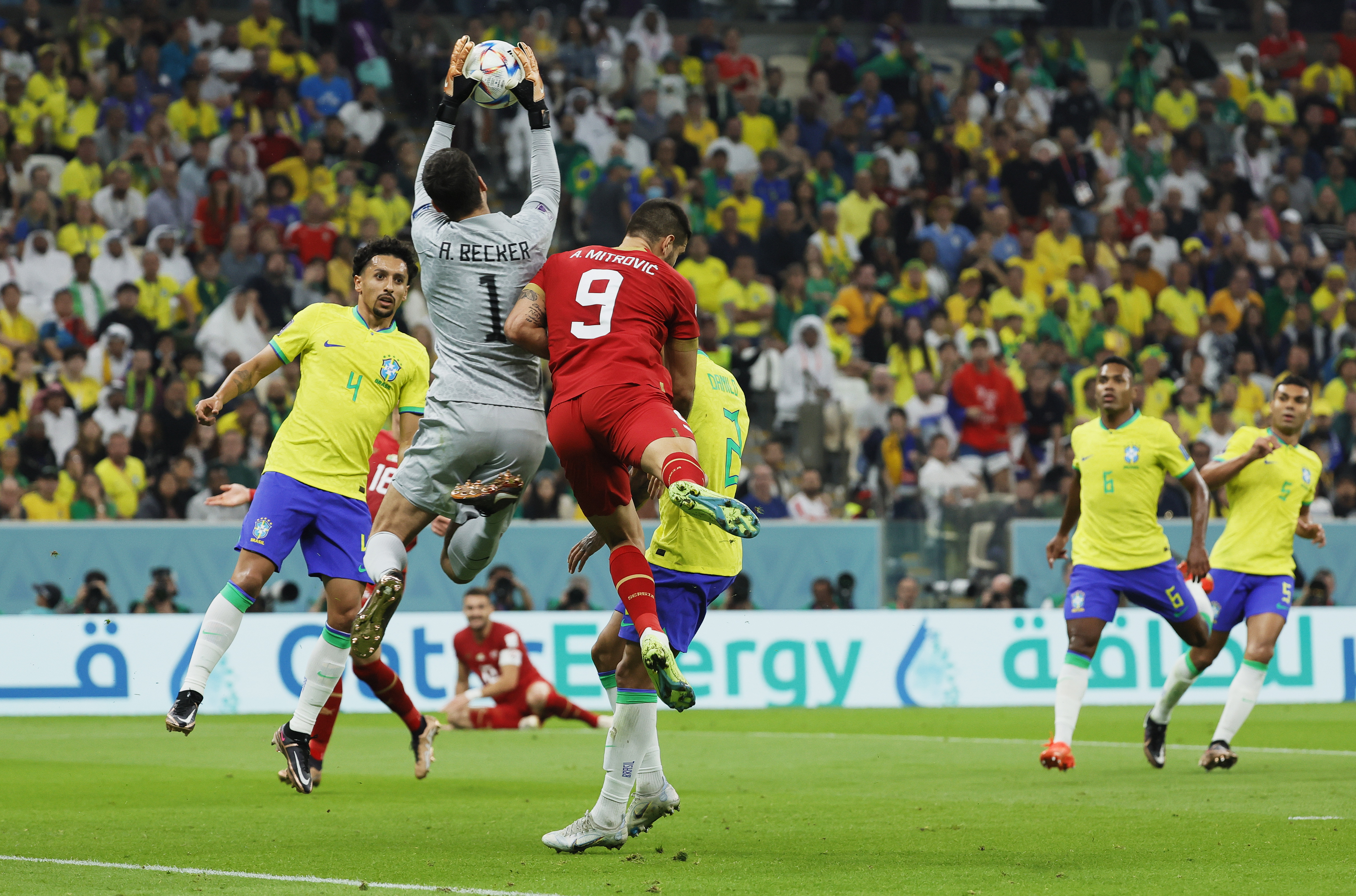Lusail (Qatar), 24/11/2022.- Goalkeeper Alisson Becker of Brazil catches a cross in front Aleksandar Mitrovic of Serbia during the FIFA World Cup 2022 group G soccer match between Brazil and Serbia at Lusail Stadium in Lusail, Qatar, 24 November 2022. (Mundial de Fútbol, Brasil, Estados Unidos, Catar) EFE/EPA/Ronald Wittek