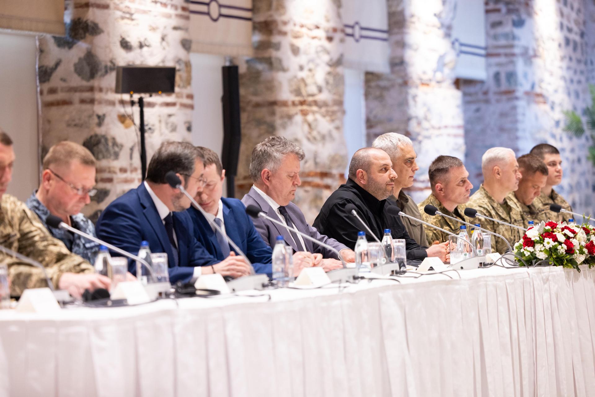 Un historiador radical y un exproductor de cine entre delegados de Rusia y Ucrania