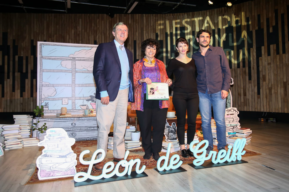 El premio a Luisa Valenzuela le fue entregado por Lina Botero Villa, secretaria de Cultura Ciudadana de Medellín; Diego Aristizábal, director de los Eventos del Libro, y Juan Luis Mejía Arango, rector de EAFIT. También lo respaldan el Grupo Argos y la Fiesta del Libro y la Cultura de la Alcaldía de Medellín. / Cortesía