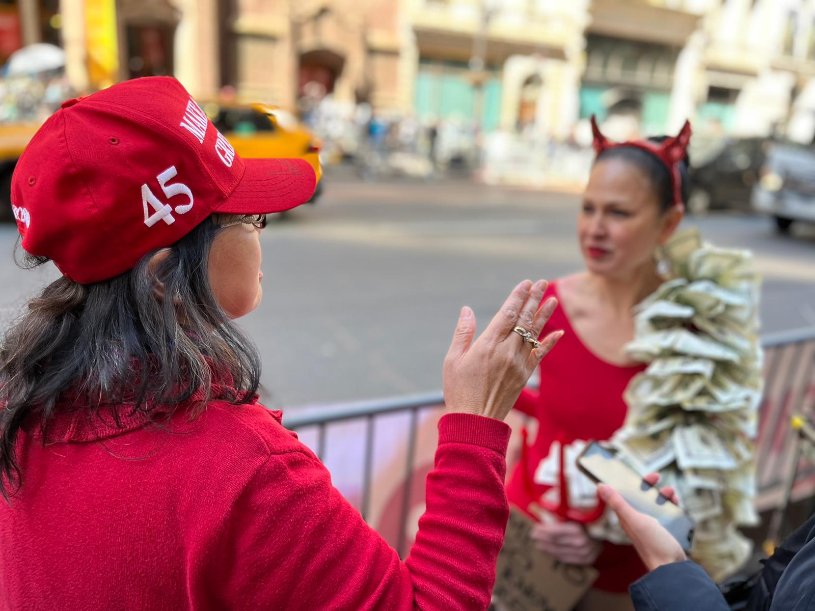 Ciudadanas en medio de las manifestaciones en la Quinta Avenida en vísperas de la comparecencia de Donald Trump ante la justicia en Nueva York.
