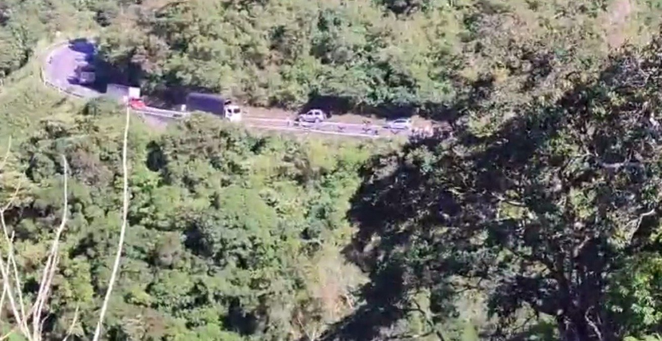 Dos muertos y diez heridos dejó accidente de un bus que cayó a un abismo en Cesar