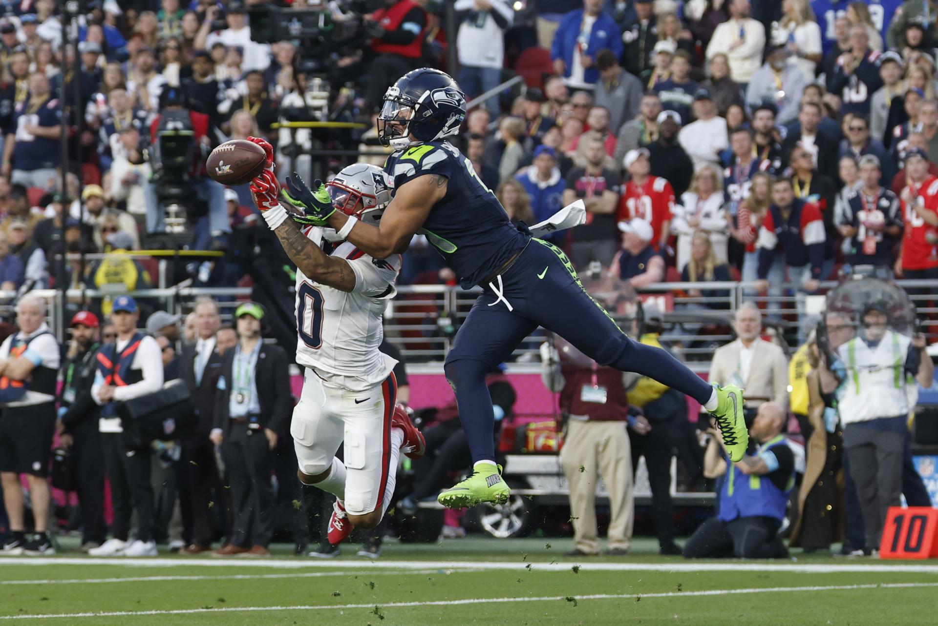 SANTA CLARA (United States), 09/02/2026.- New England Patriots cornerback Christian Gonzalez (L) breaks up a pass intended for Seattle Seahawks wide receiver Jaxon Smith-Njigba (R) during the first half of NFL Super Bowl LX game between the New England Patriots and the Seattle Seahawks at Levi’s Stadium in Santa Clara, California, USA, 08 February 2026. EFE/EPA/JOHN G. MABANGLO
