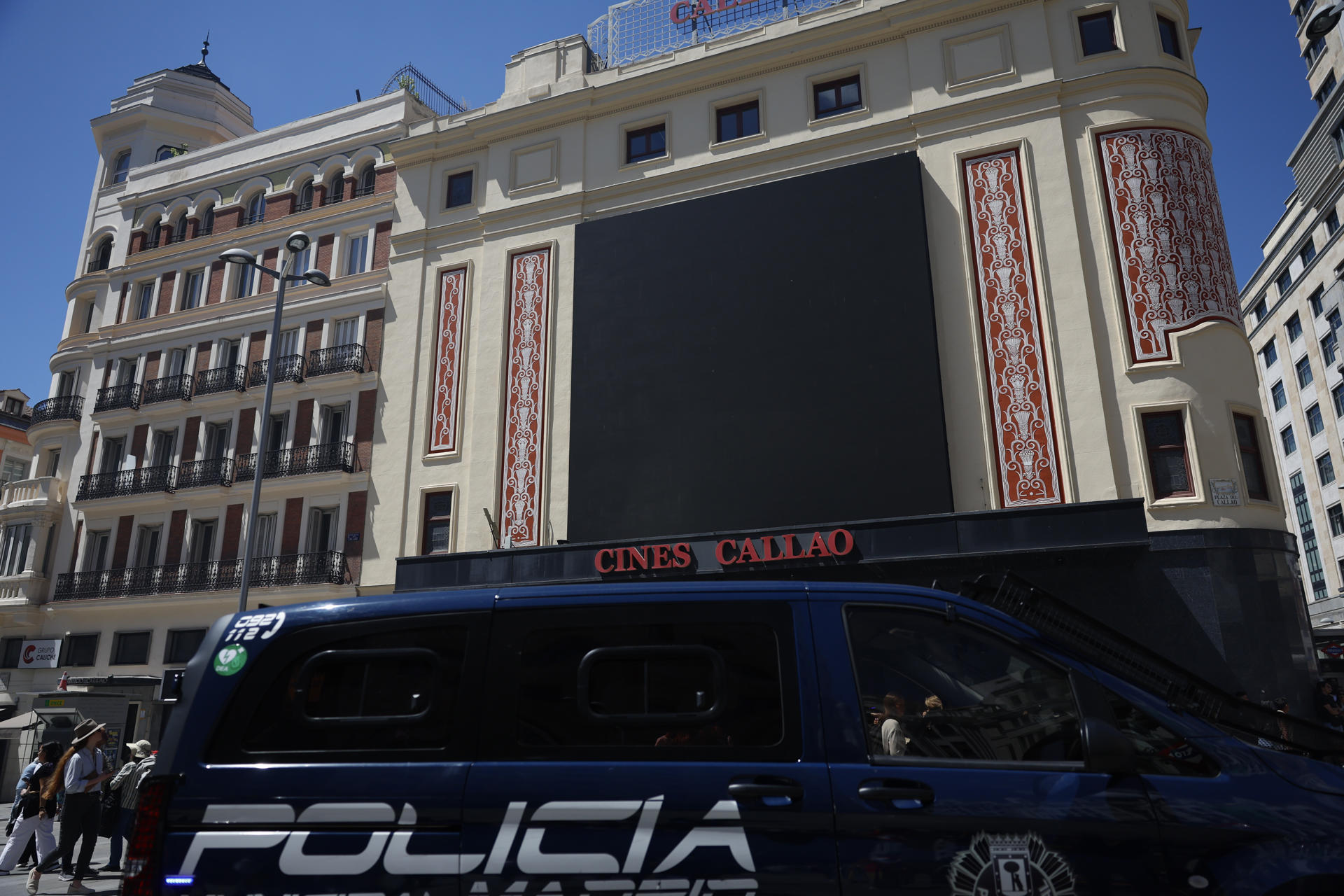 MADRID, 28/04/2025.- Pantalla gigante apagada en unos cines del centro de Madrid tras registrarse un apagón a nivel peninsular este lunes. EFE/Mariscal