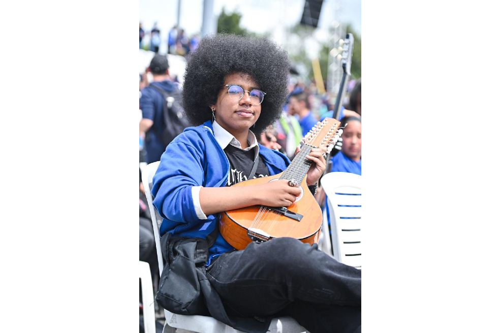 “Vamos a la Filarmónica” es un proyecto que busca acercar la música a los estudiantes de colegio públicos, quienes logran desarrollar capacidades, habilidades musicales y competencias para la vida.