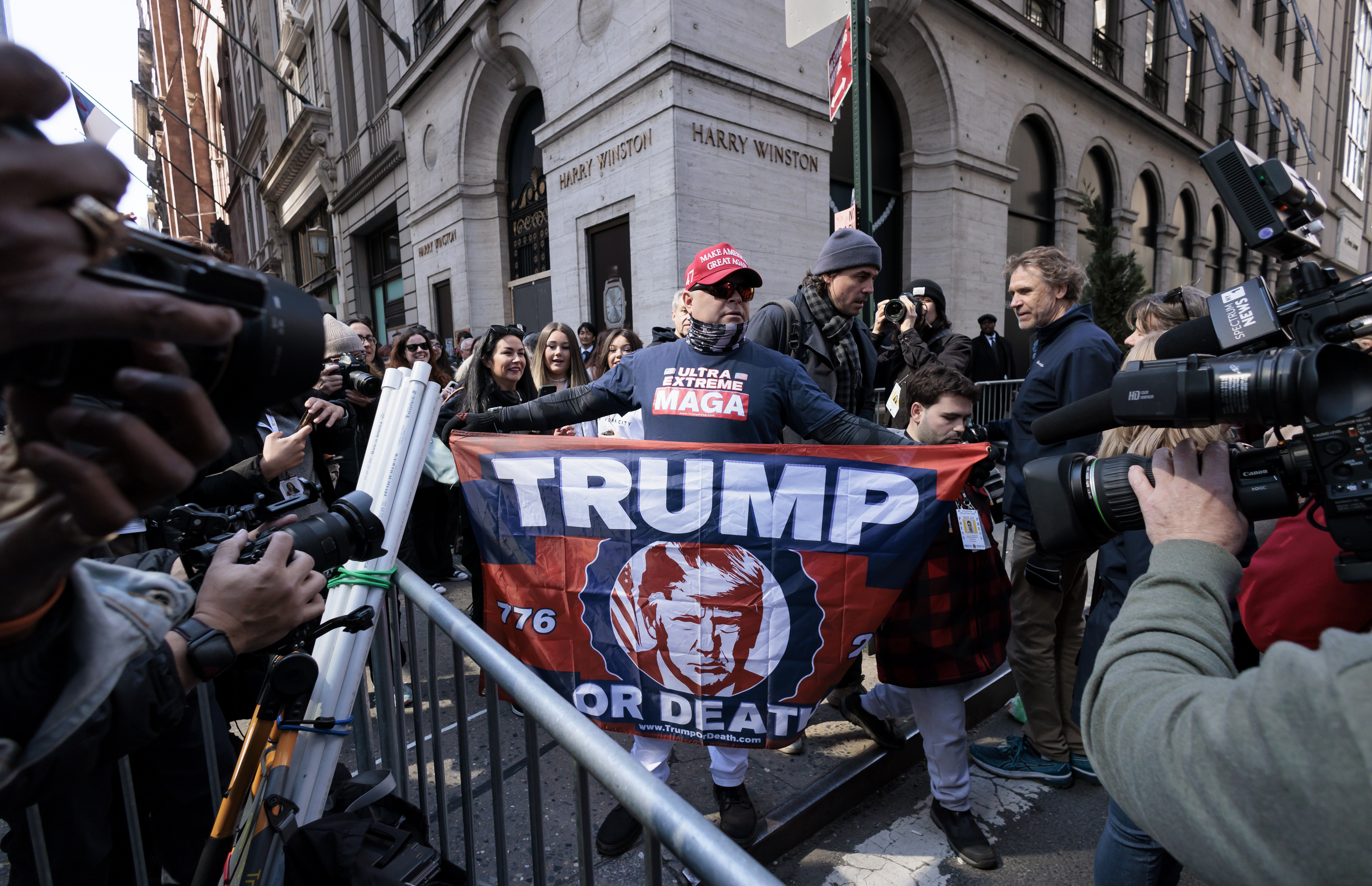 New York (United States), 03/04/2023.- One of a few supporters of former US president Donald J. Trump talks with reporters near Trump Tower in New York, New York, USA, 03 April 2023. After being indicted by a Manhattan grand jury last week, Trump is traveling to New York today and will reportedly turn himself in tomorrow at New York Criminal Court to hear the charges against him. (Estados Unidos, Nueva York) EFE/EPA/JUSTIN LANE